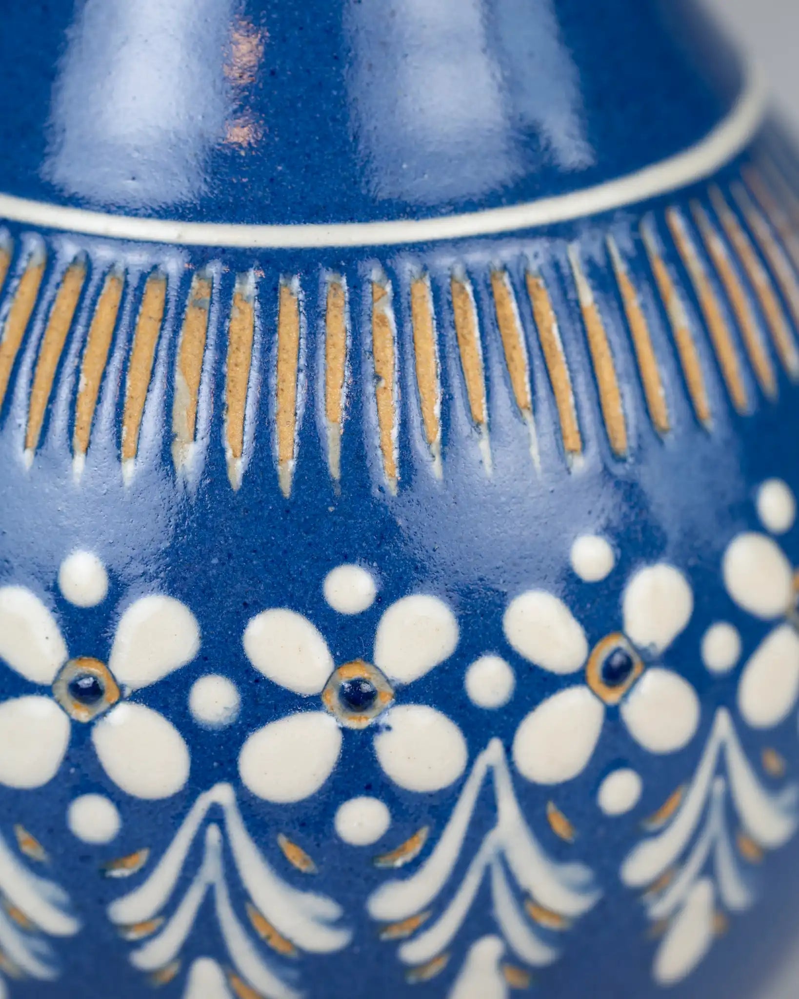 krug-blau-blumen-muster-keramik-vintage-karaffe-deko-landhaus