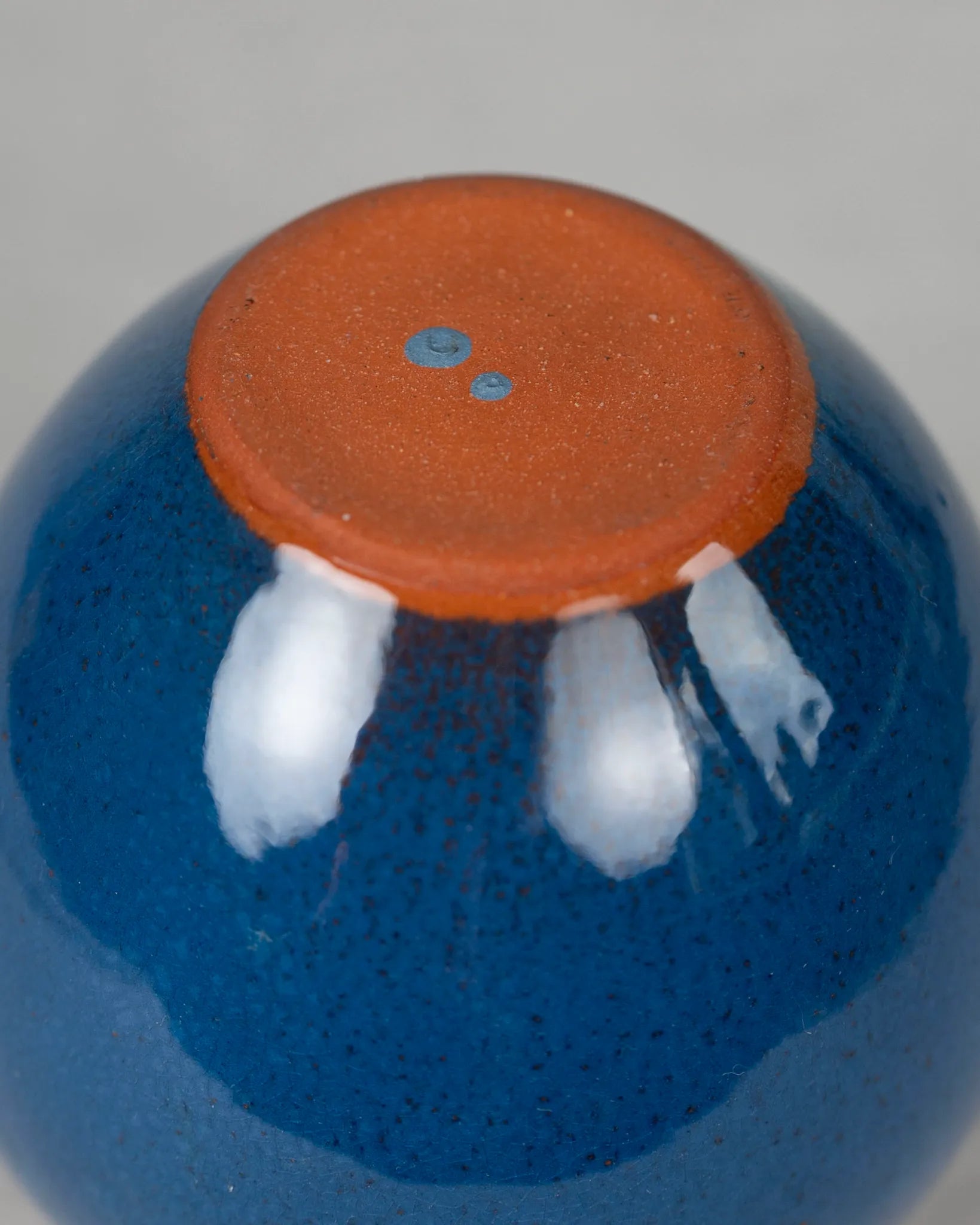 krug-blau-vase-blumen-keramik-ton-henkel