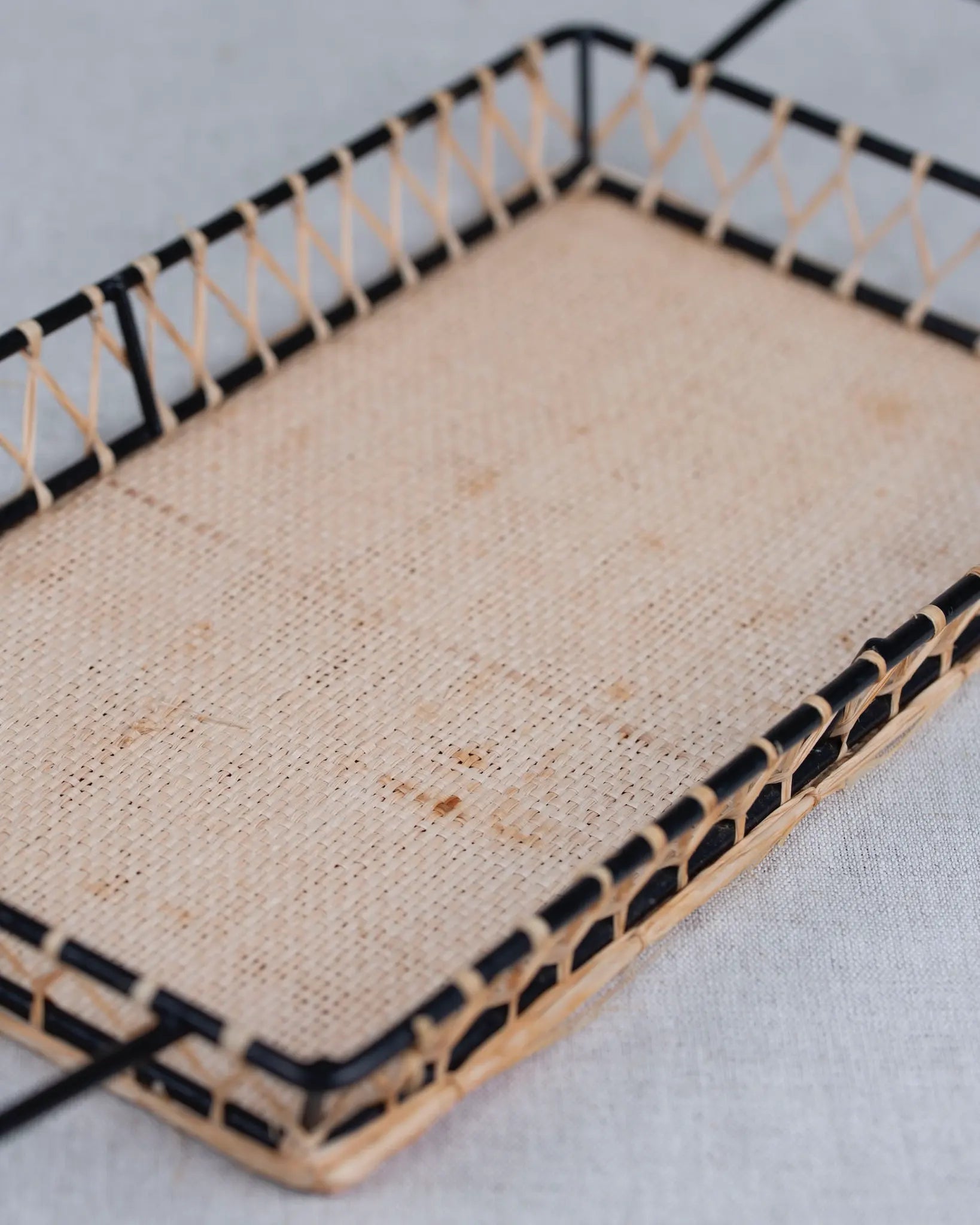 midcentury-dekotablett-tablett-korbgeflecht-vintage-körbchen-servieren