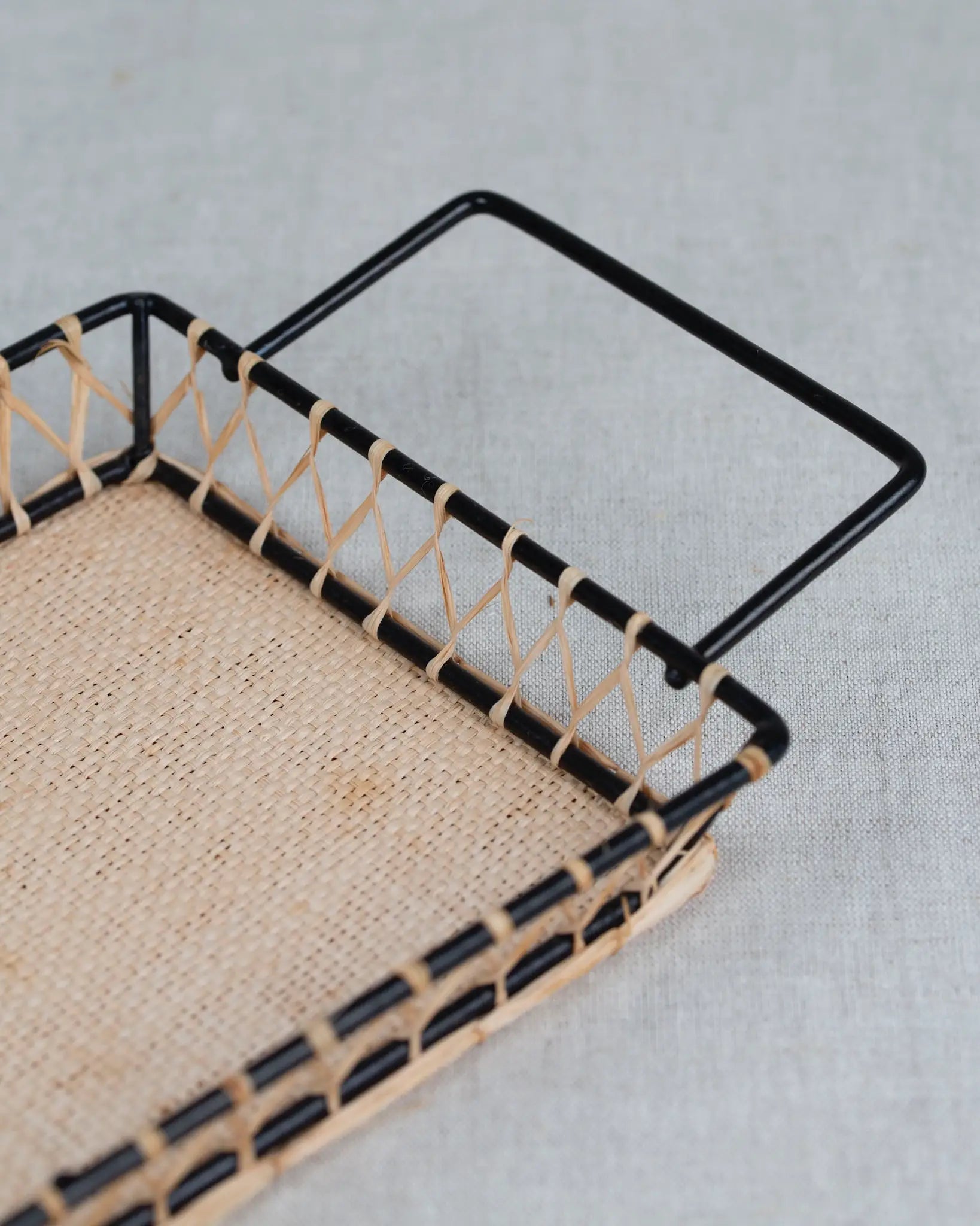 midcentury-dekotablett-tablett-korbgeflecht-vintage-körbchen-servieren