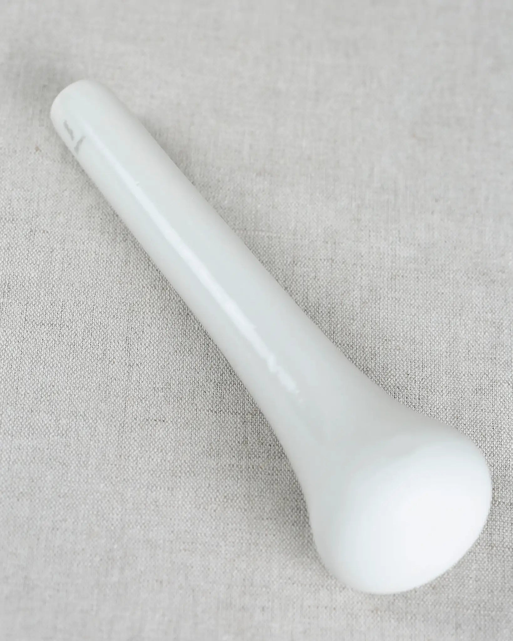 mörser-stößel-kräuter-porzellan-weiß