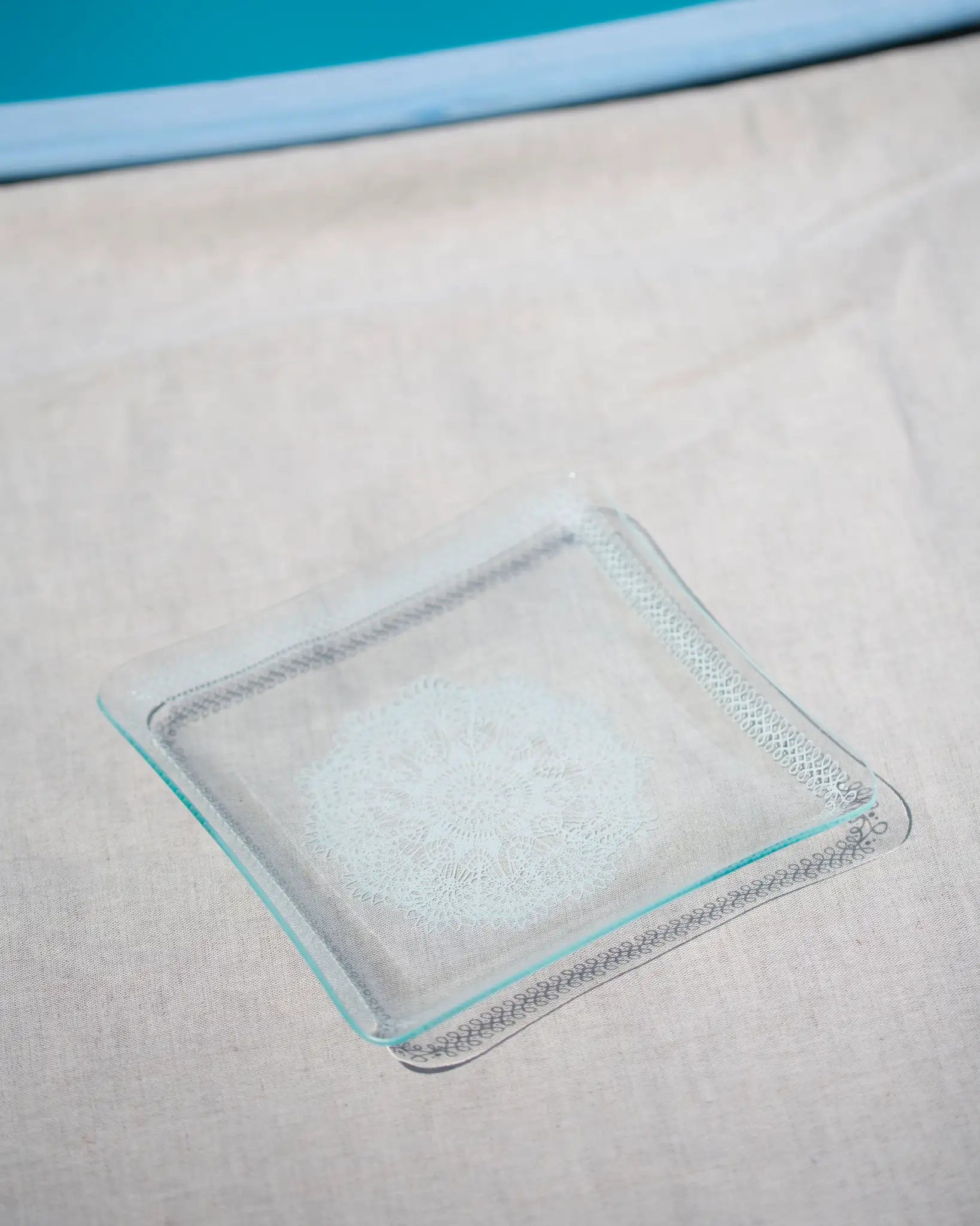 schale-teller-glas-glaswerk-olbernhau-ddr-ostalgie-weiß-verzierung-vintage