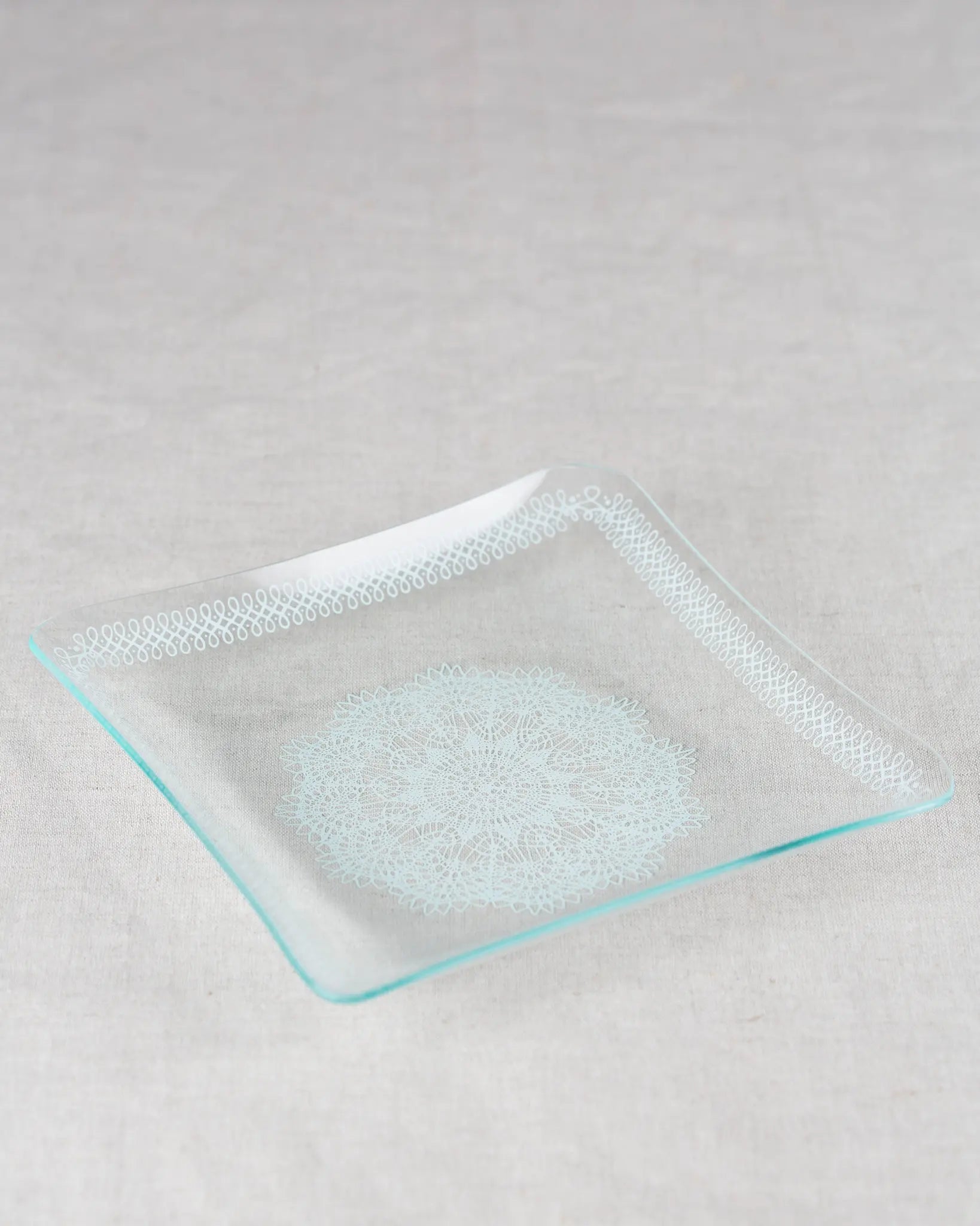 schale-teller-glas-glaswerk-olbernhau-ddr-ostalgie-weiß-verzierung-vintage