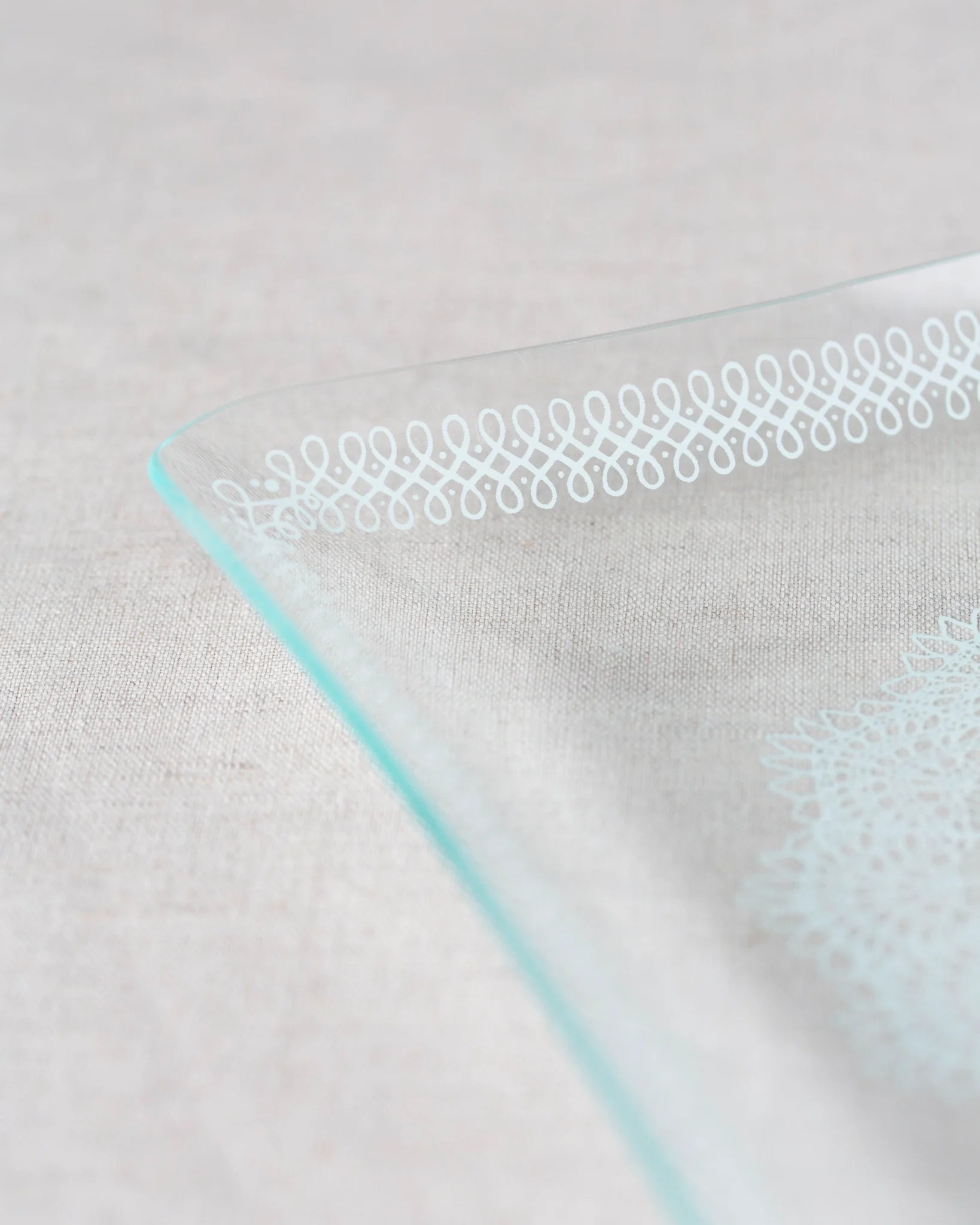 schale-teller-glas-glaswerk-olbernhau-ddr-ostalgie-weiß-verzierung-vintage