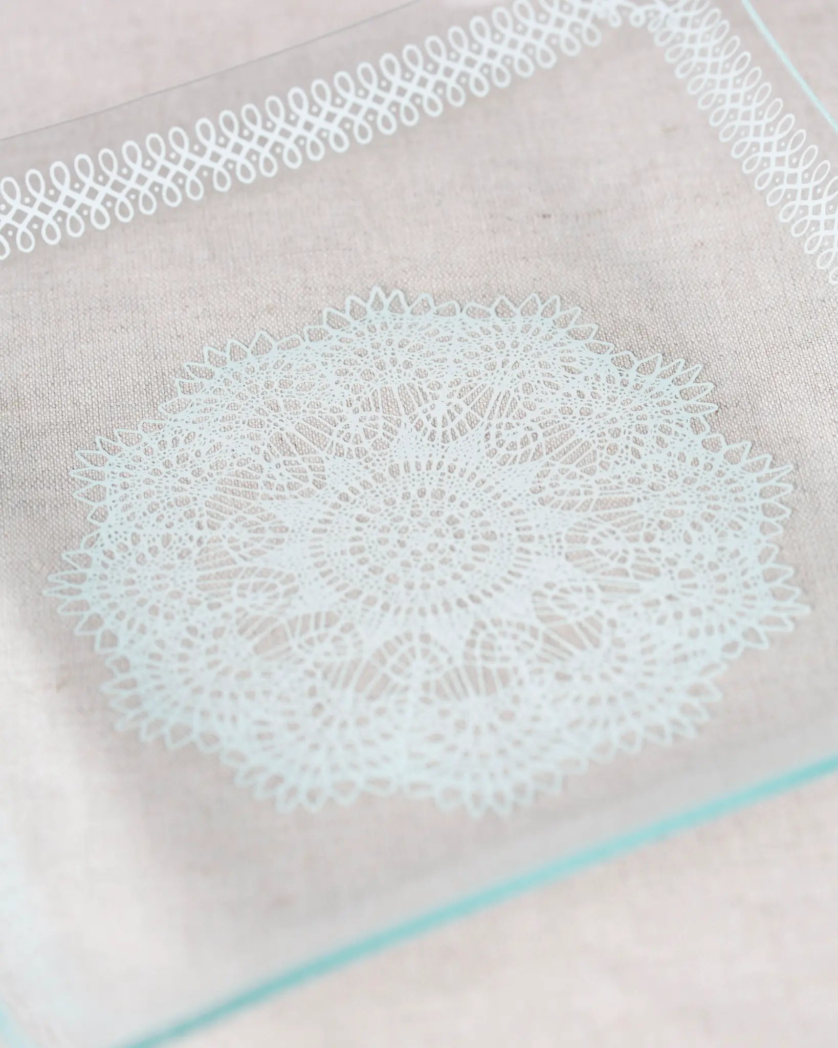 schale-teller-glas-glaswerk-olbernhau-ddr-ostalgie-weiß-verzierung-vintage