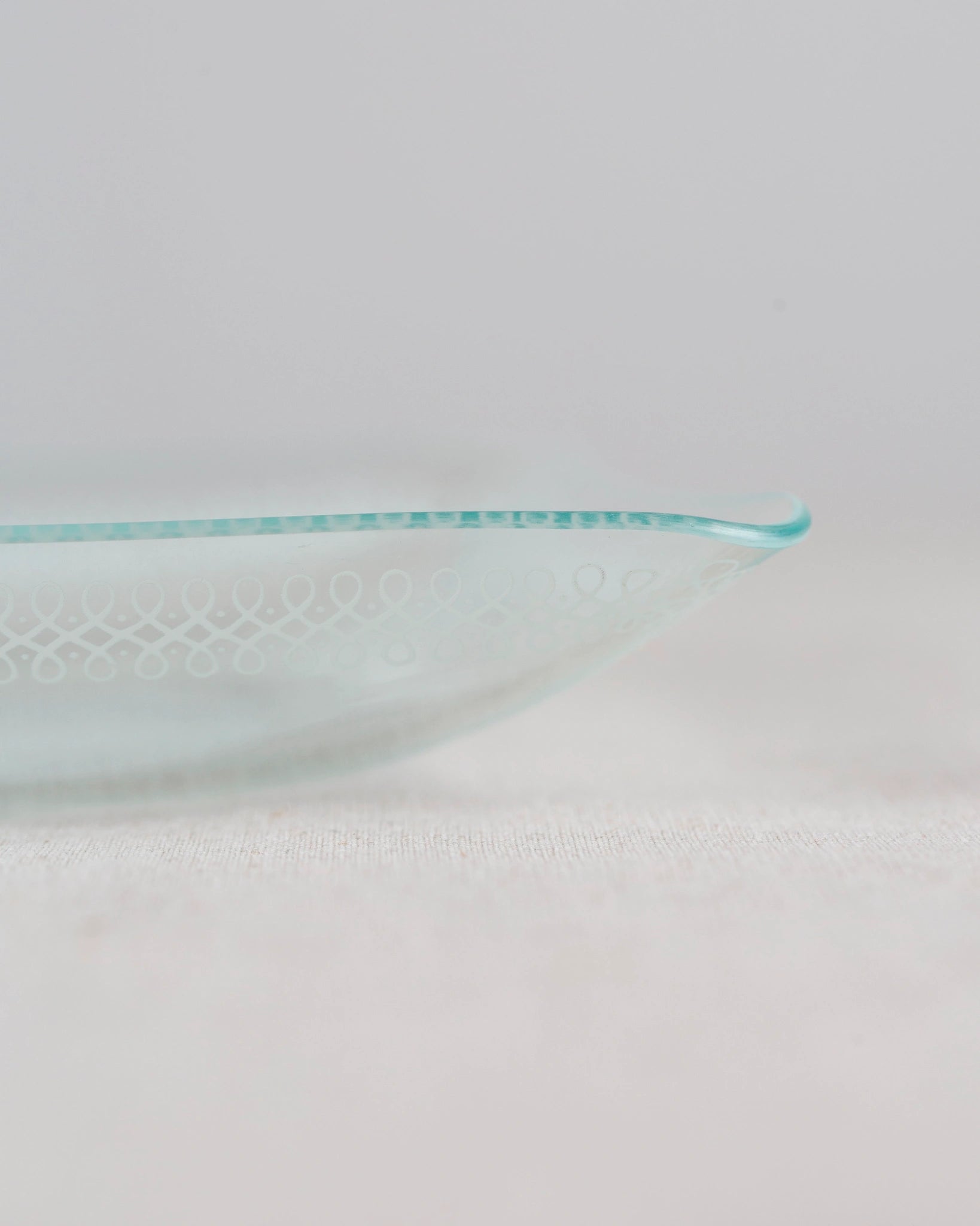 schale-teller-glas-glaswerk-olbernhau-ddr-ostalgie-weiß-verzierung-vintage