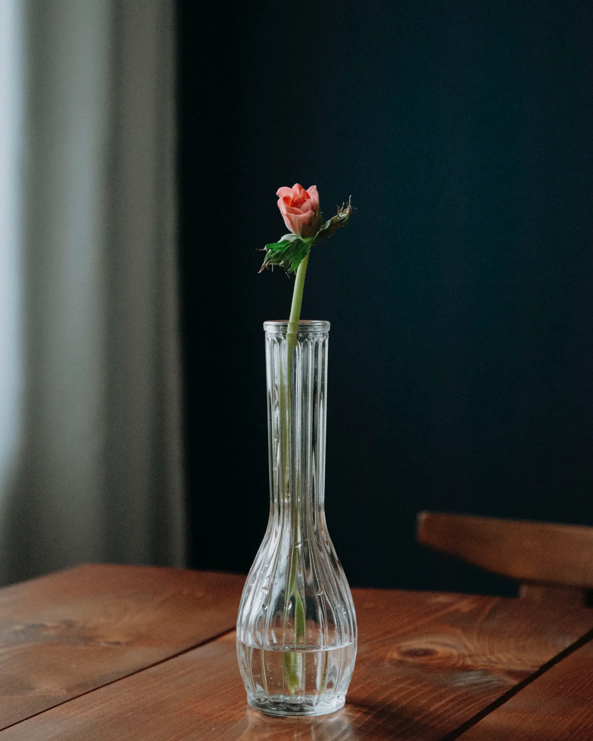 Schmale Gerippte Blumenvase aus Glas