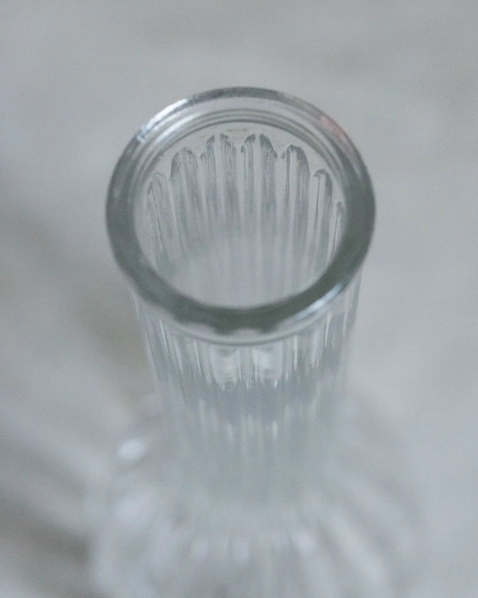 schmale-gerippte-vase-glas-vintage