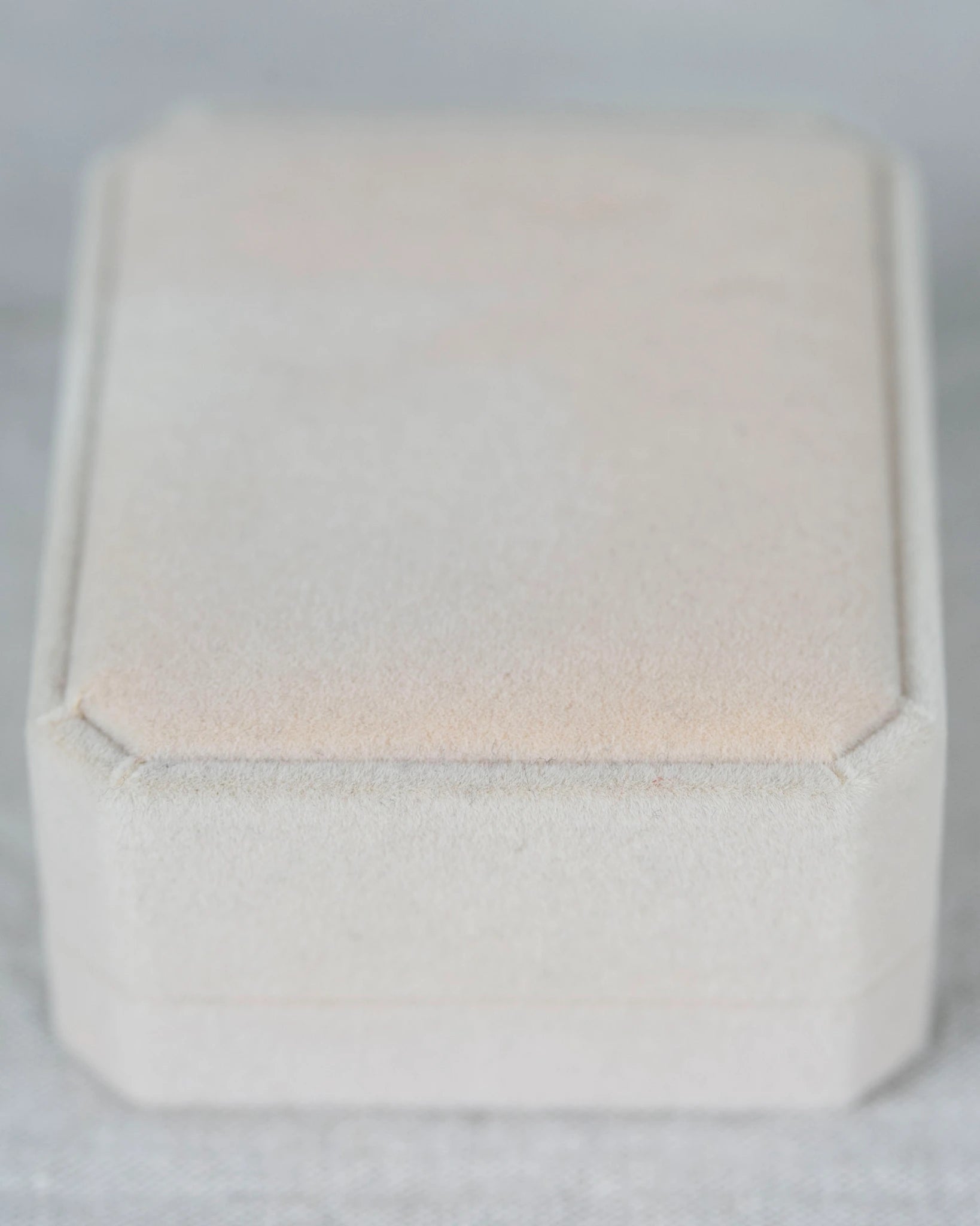 schmucketui-schmuckschale-schmuckkaestchen-samt-creme-weiss