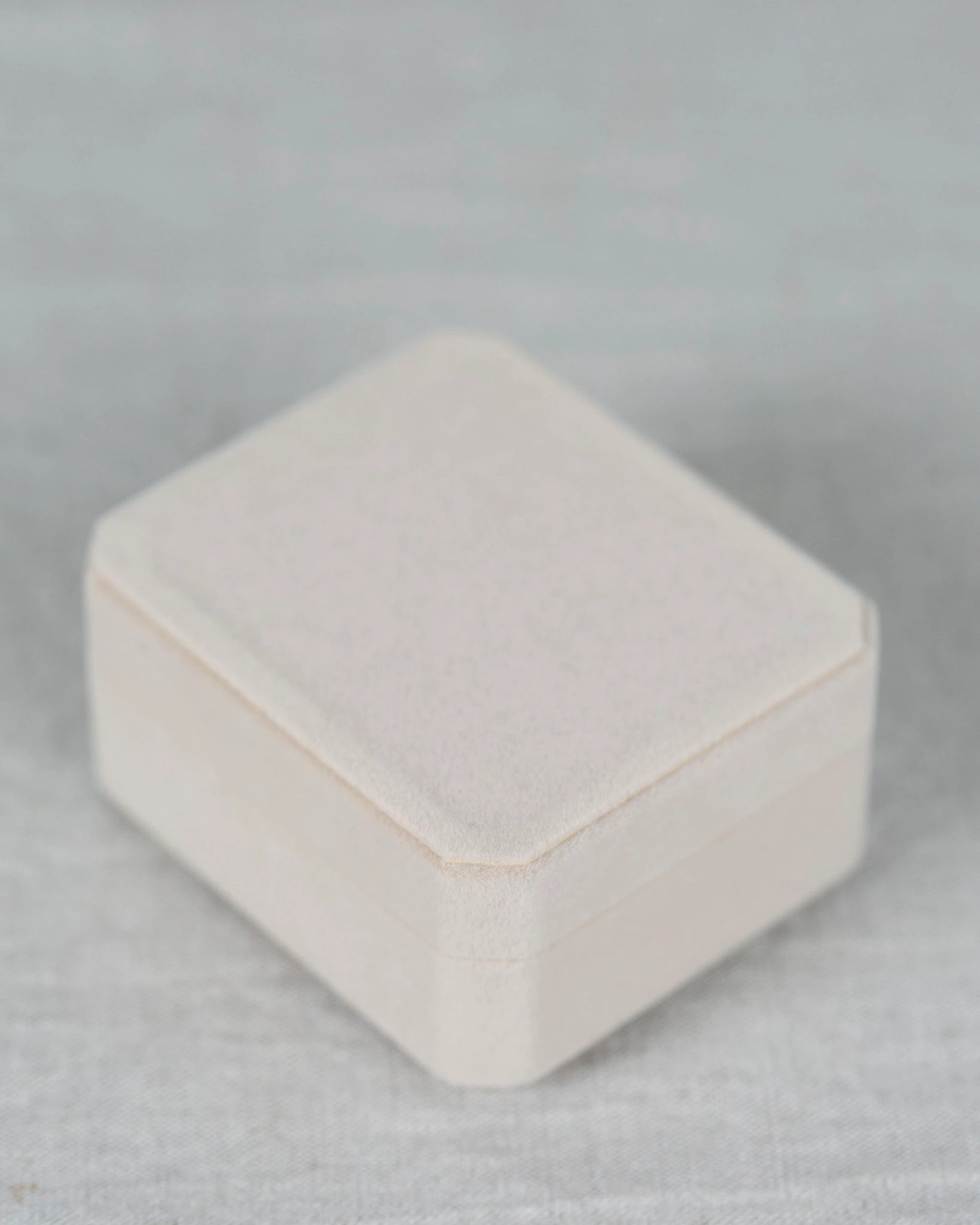 schmucketui-schmuckschale-schmuckkaestchen-samt-creme-weiss