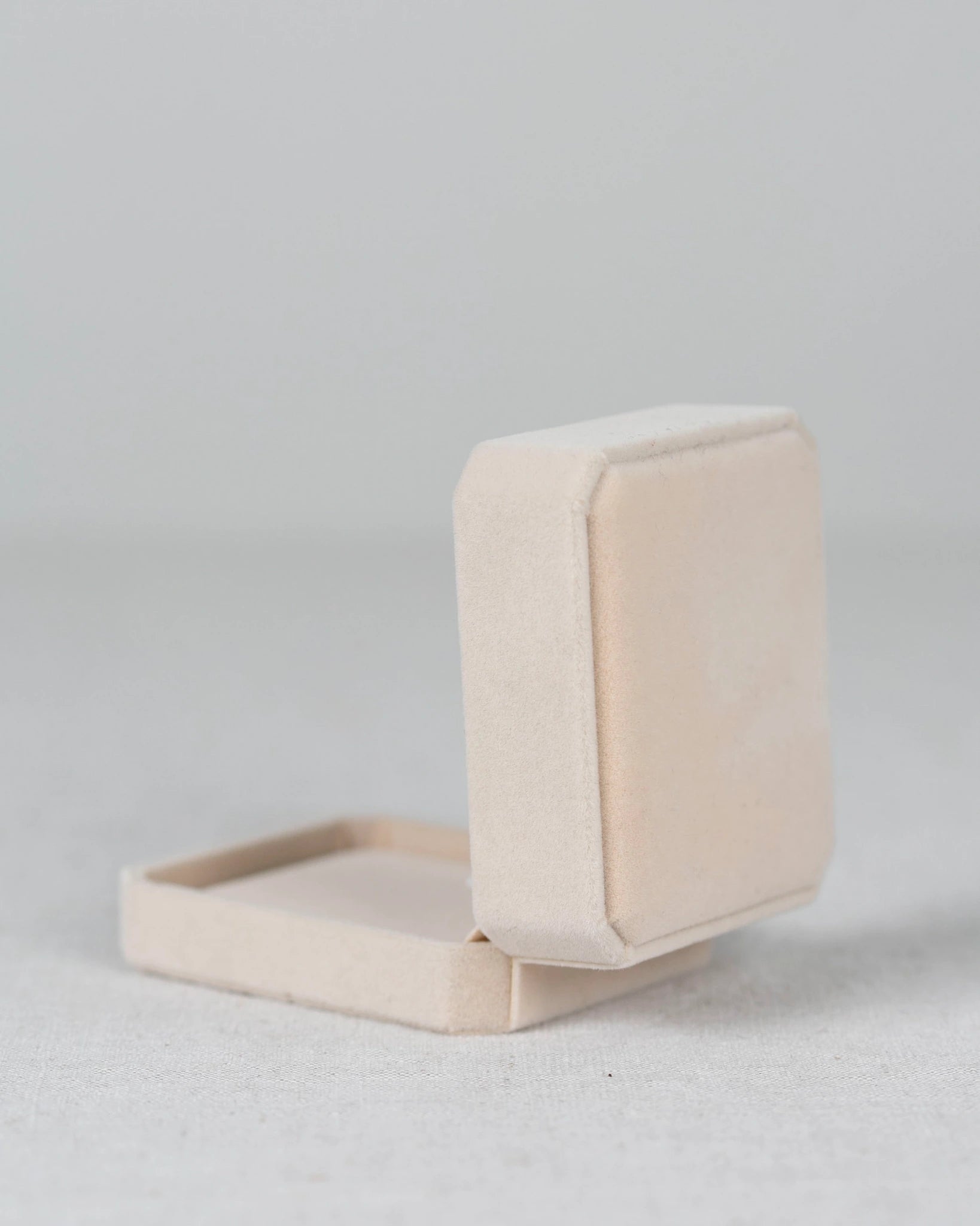 schmucketui-schmuckschale-schmuckkaestchen-samt-creme-weiss