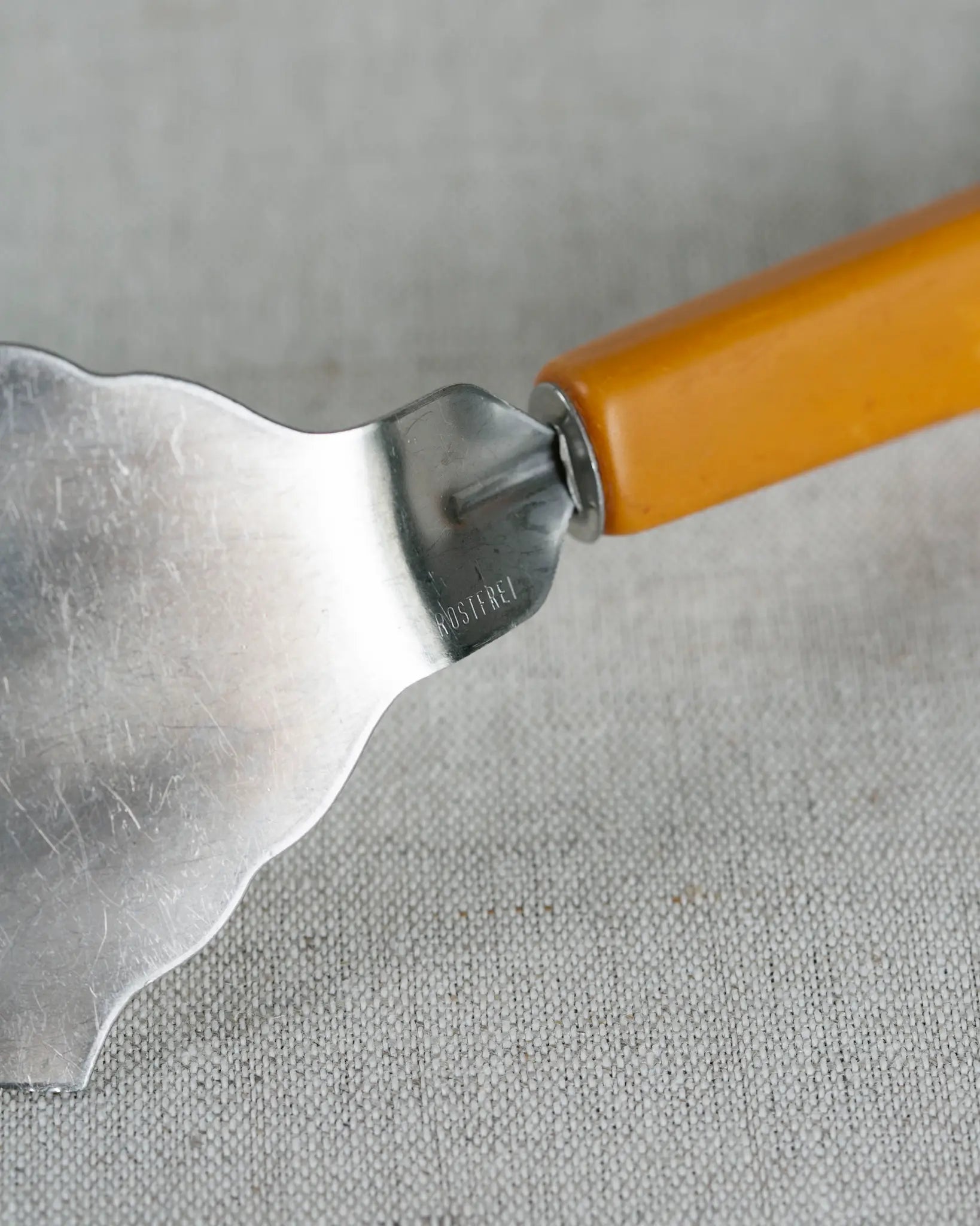 tortenheber-tortenschaufel-kuchenheber-vintage-gelb-barock