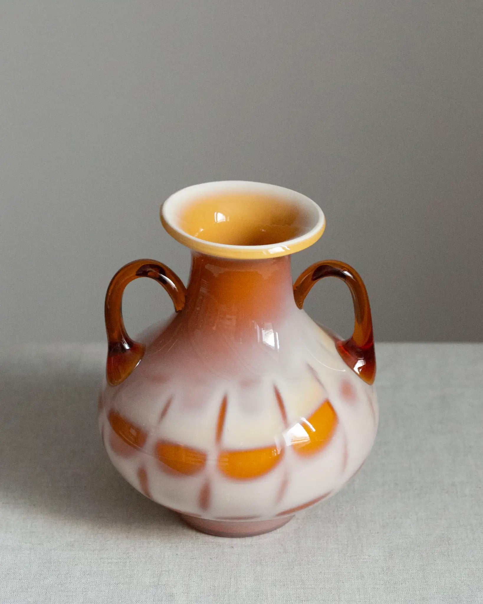 vase-henkelvase-bernsteinfarben-vintage