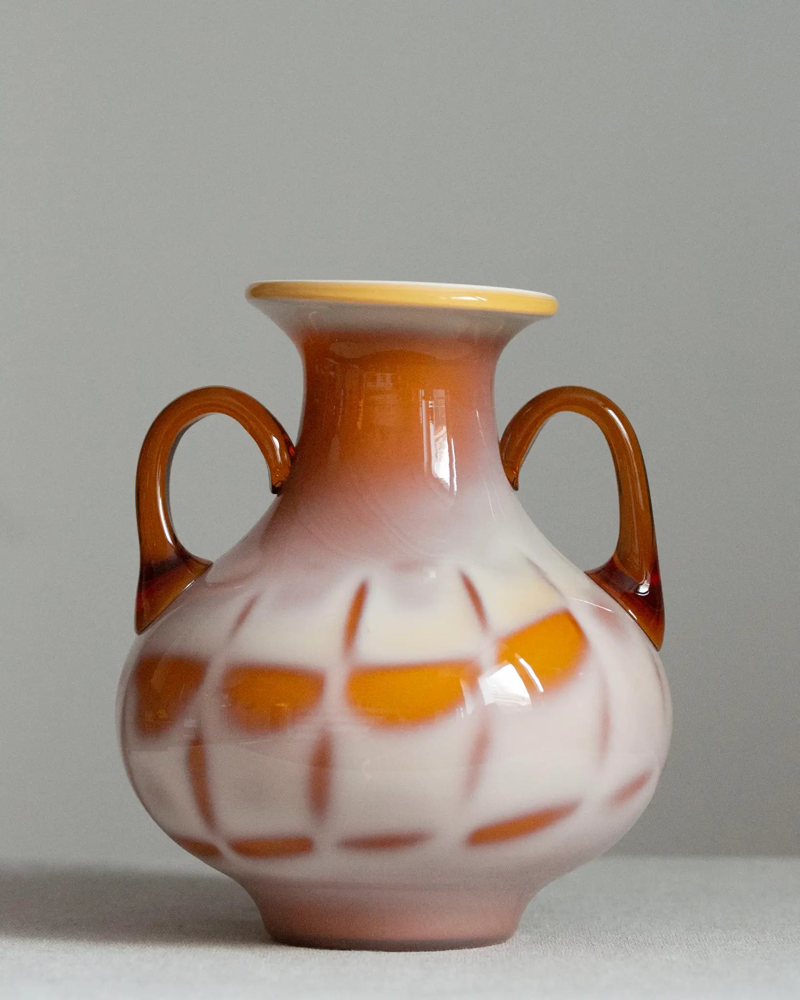 vase-henkelvase-bernsteinfarben-vintage