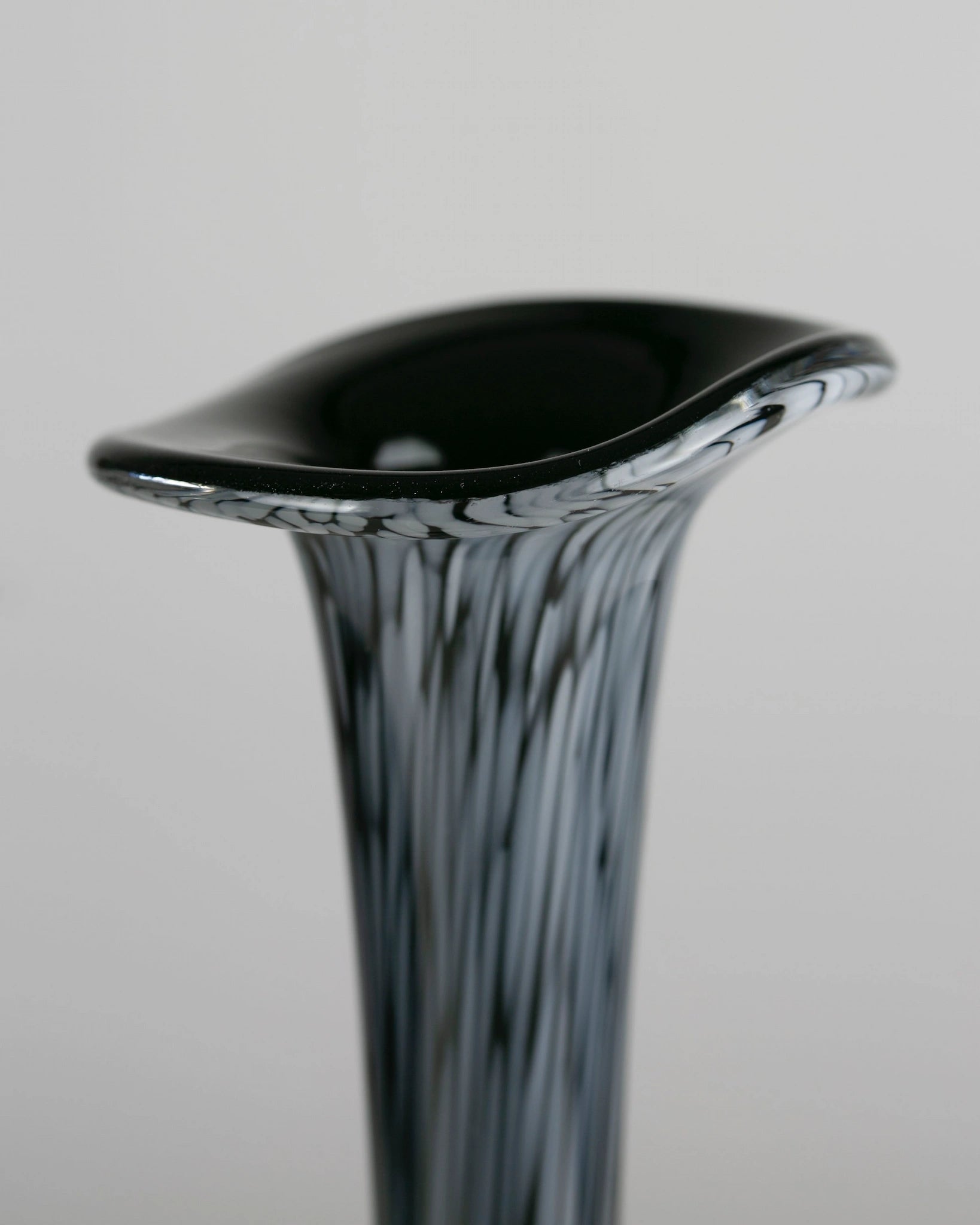 vase-langhals-murano-stil-schwarz-glas
