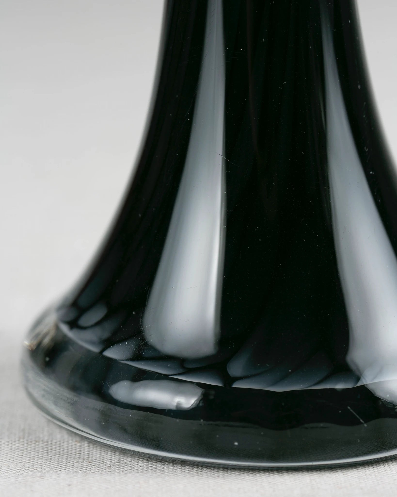 vase-langhals-murano-stil-schwarz-glas
