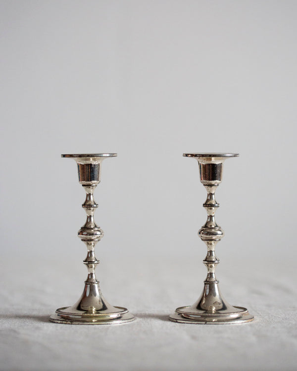 Set aus zwei Kerzenständern in Silber