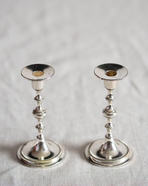 Set aus zwei Kerzenständern in Silber
