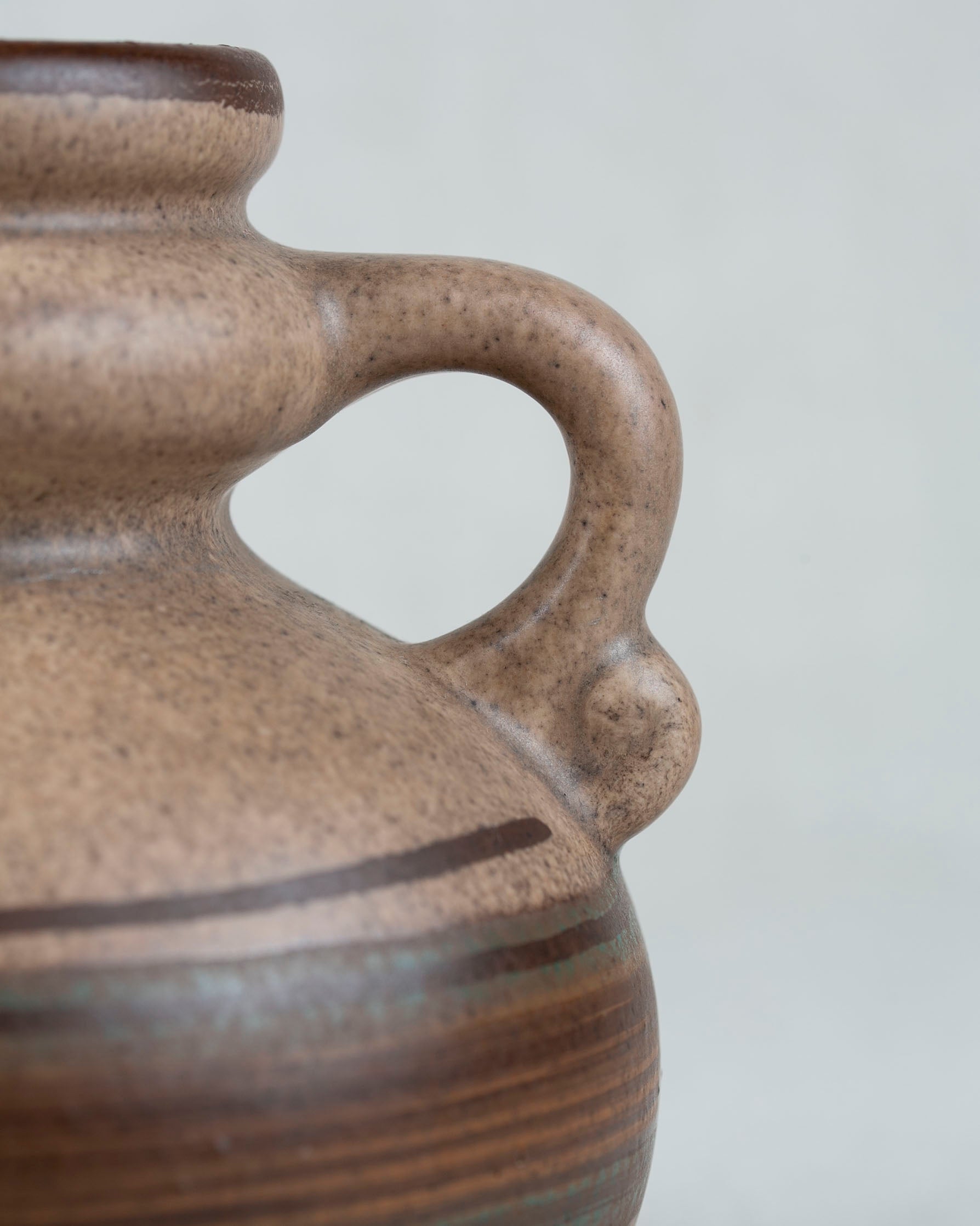 Henkel Vase aus Keramik in Braun