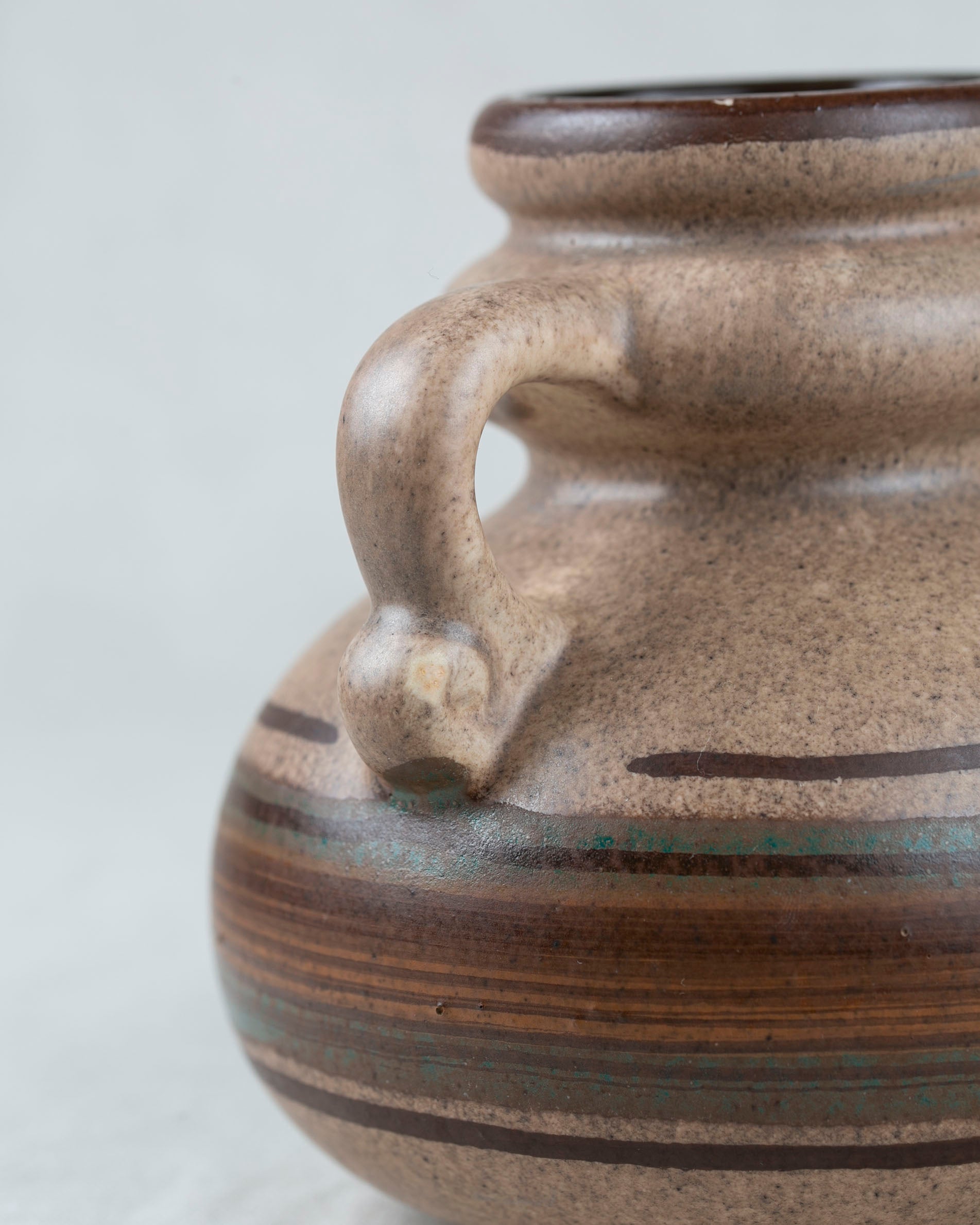 Henkel Vase aus Keramik in Braun