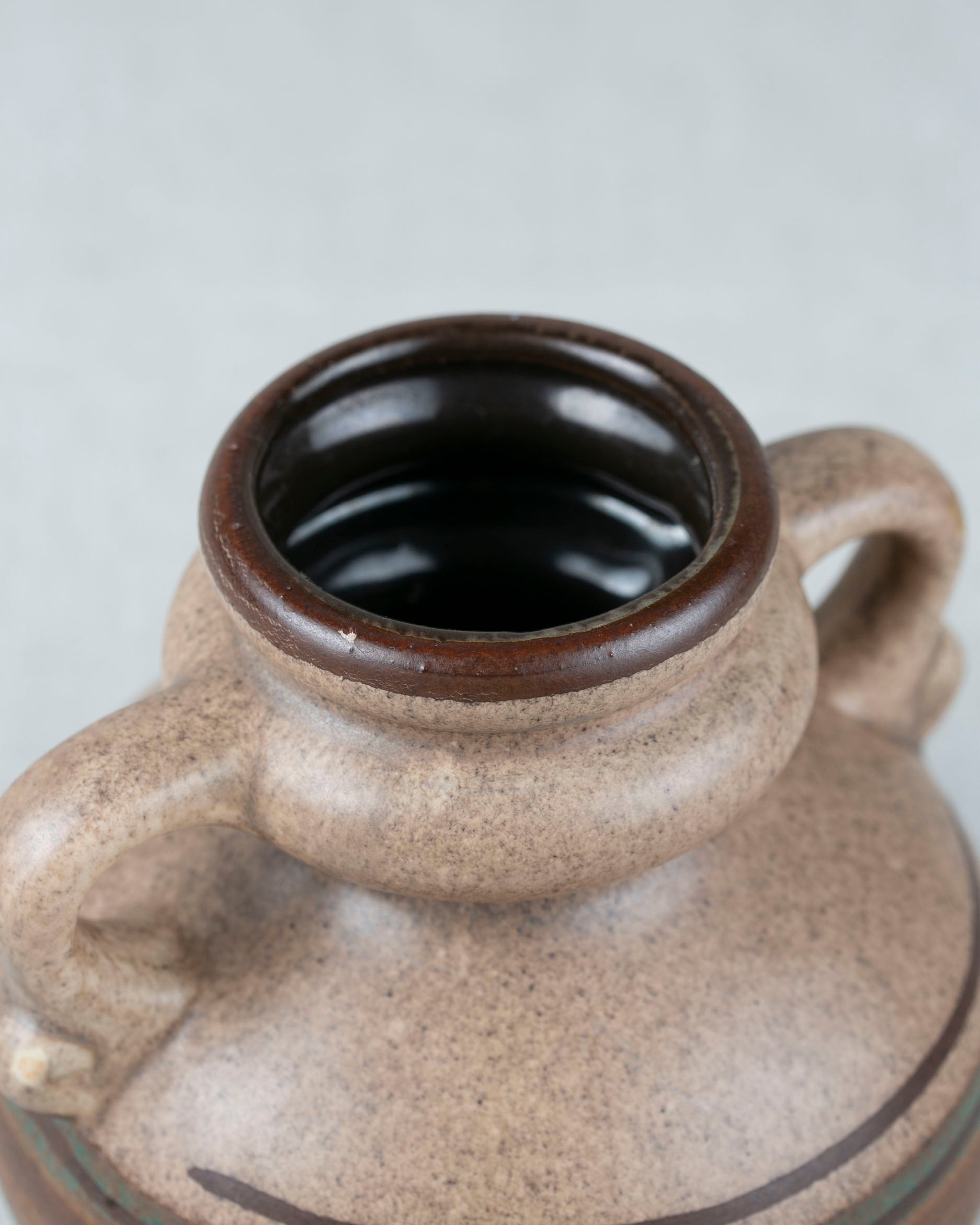 Henkel Vase aus Keramik in Braun