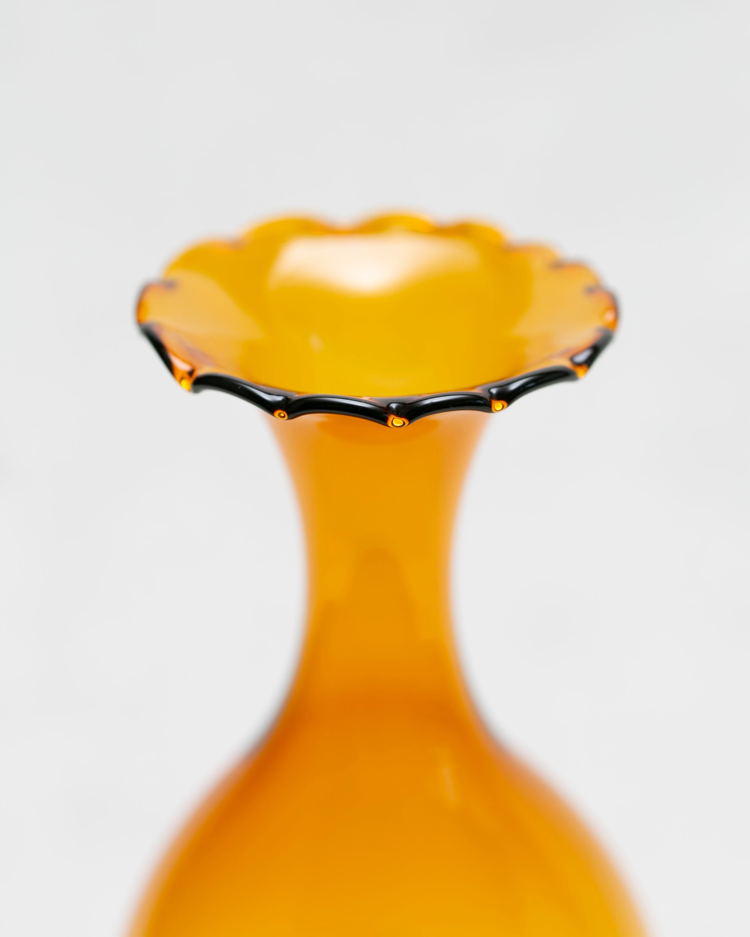 bernsteinfarbene Glaskunst Vase mit Rüschenrand
