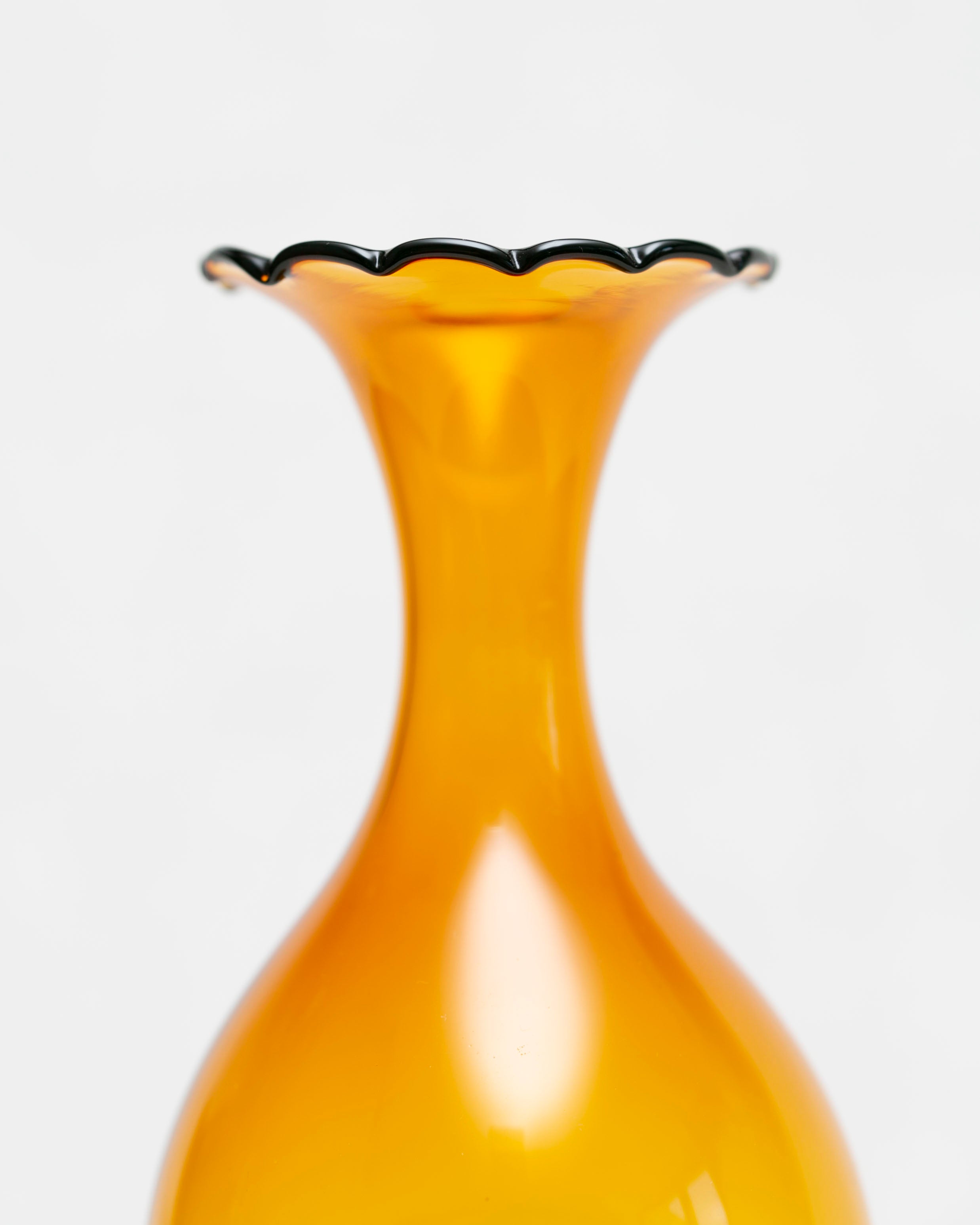 bernsteinfarbene Glaskunst Vase mit Rüschenrand