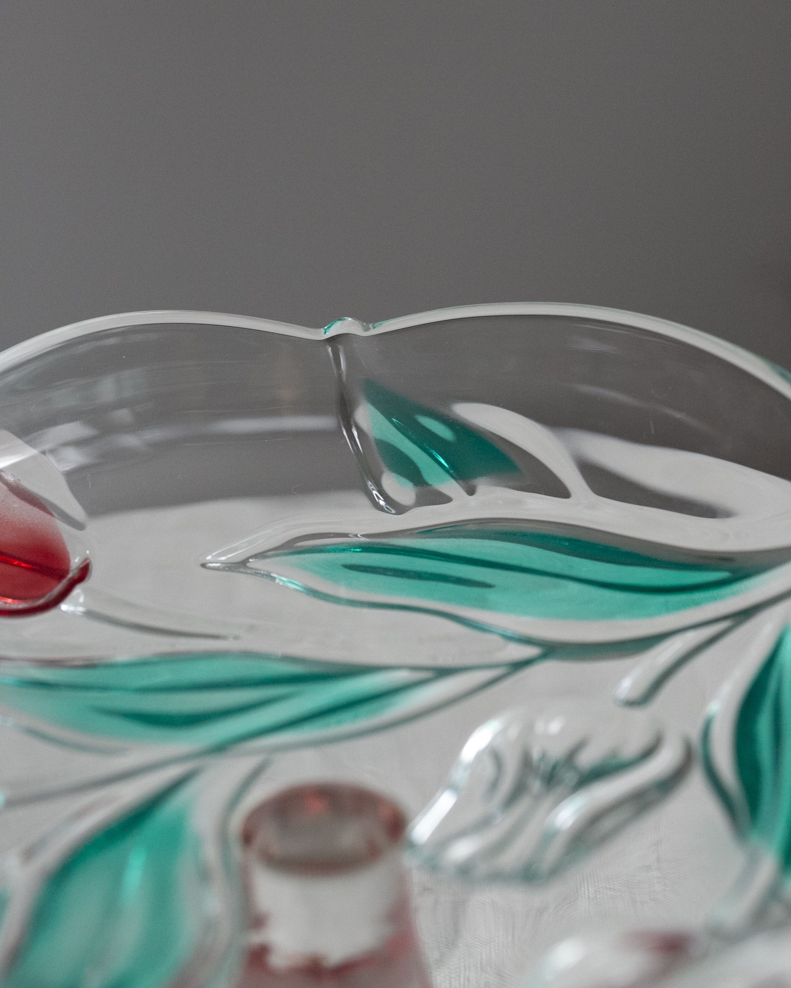 Glasschale mit Tulpenverzierung