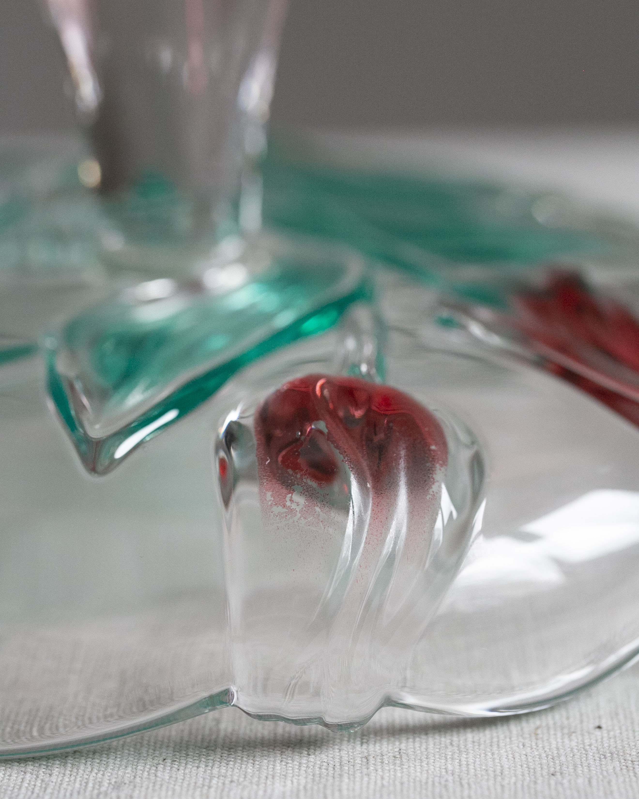 Glasschale mit Tulpenverzierung