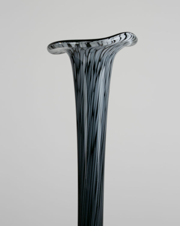 Schwarze lange Glasvase im Murano-Stil
