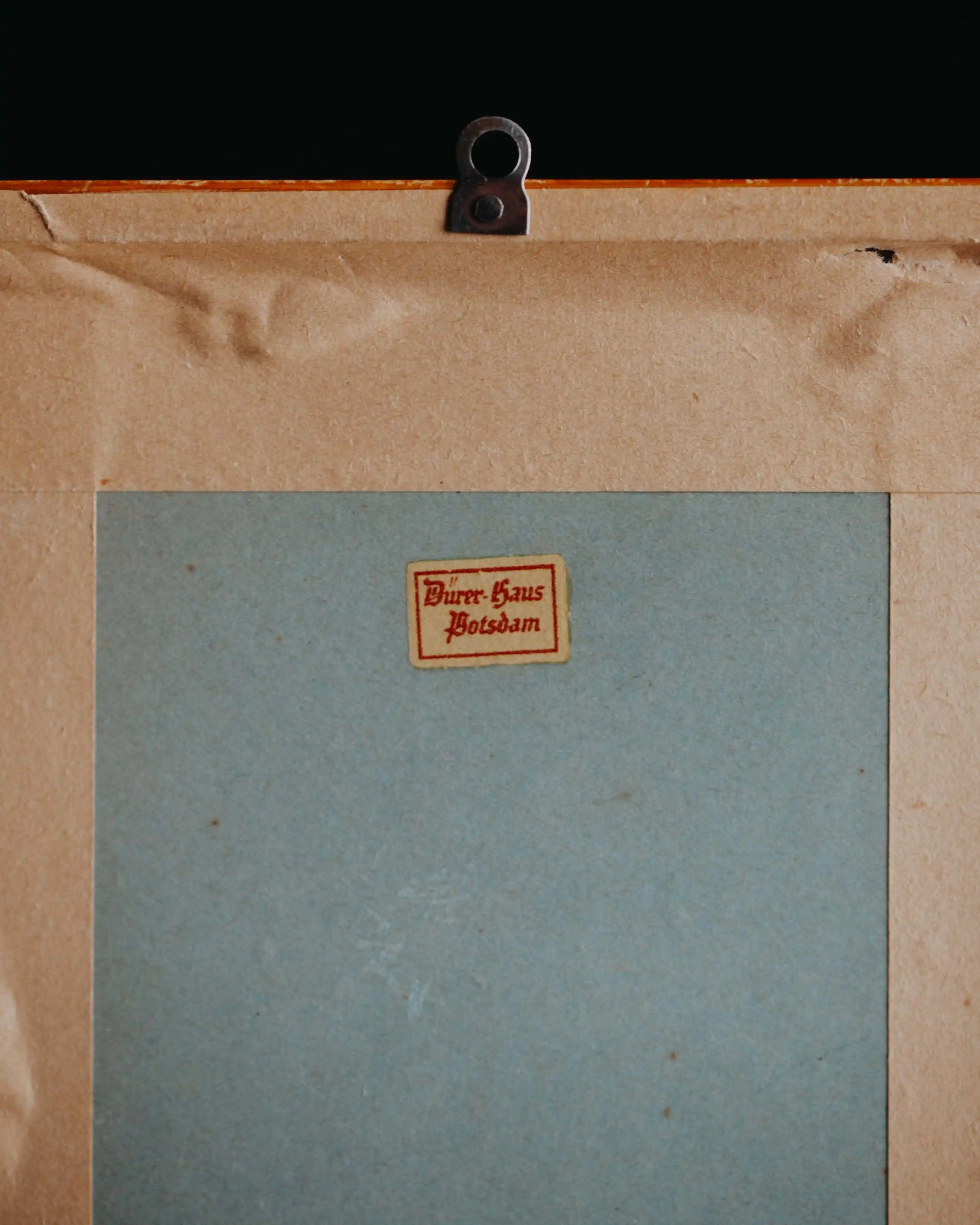 Rückansicht Rahmen Detail Second-Hand Blumenbild gebraucht, ein Kunstwerk aus getrockneten Blumen zum Aufhaengen aus dem Duerer Haus Potsdam