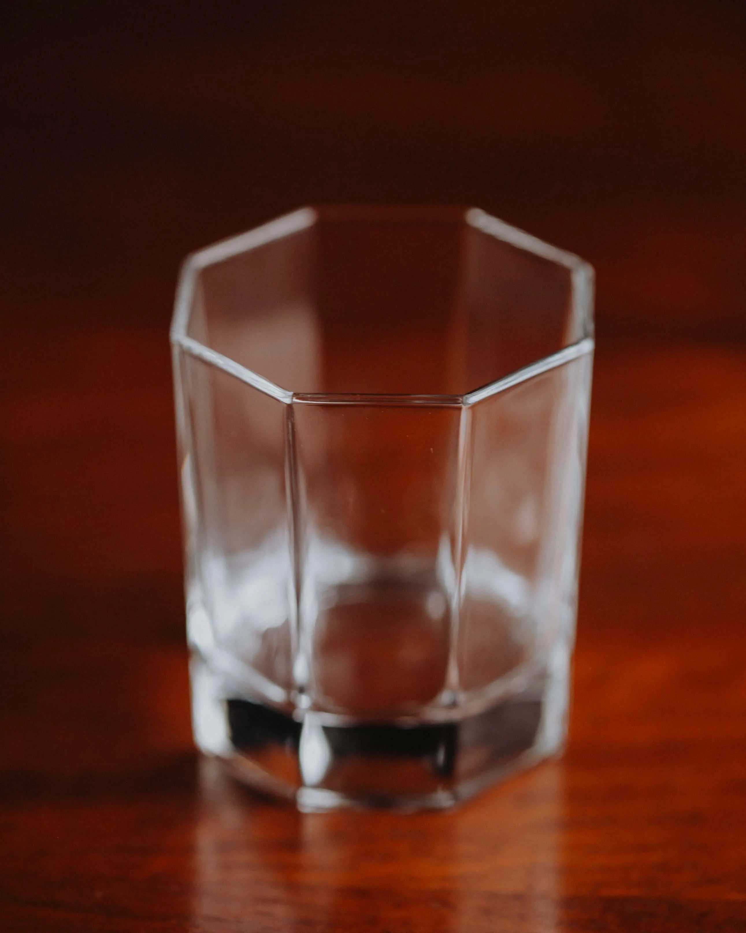 Detailansicht Second-Hand Trinkglas gebraucht, ein Glas fuer dich und deine Gaeste zum Anstossen oktagonal und zylindrisch