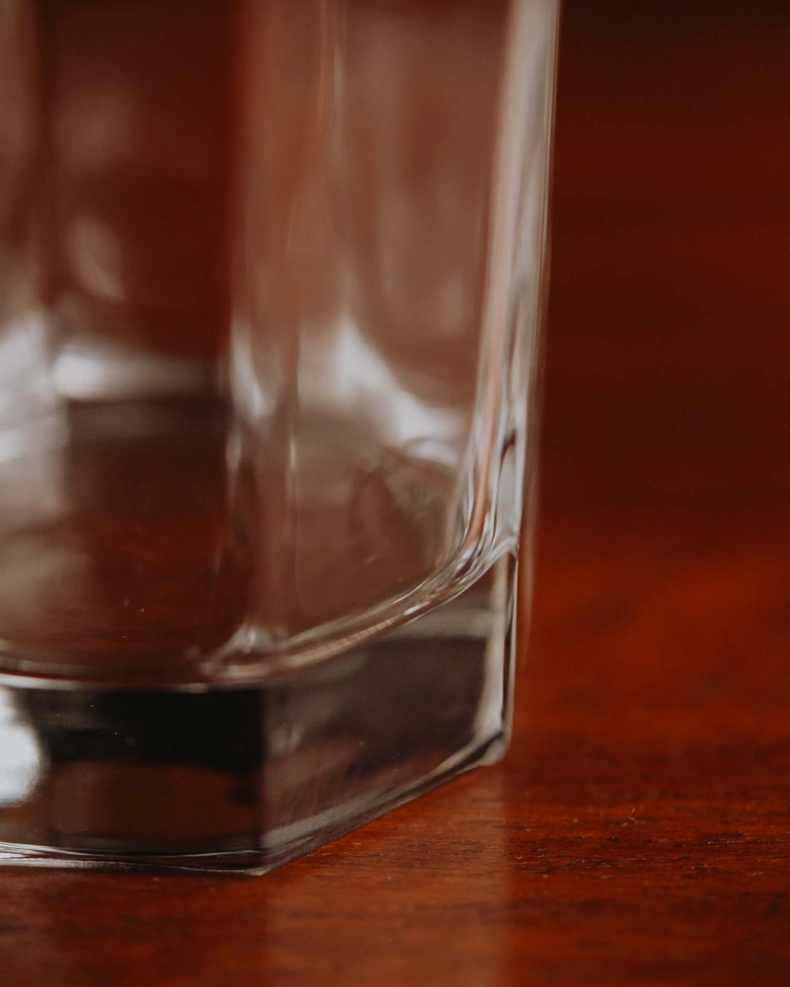 Detailansicht Boden Second-Hand Trinkglas gebraucht, ein Glas fuer dich und deine Gaeste zum Anstossen oktagonal und zylindrisch