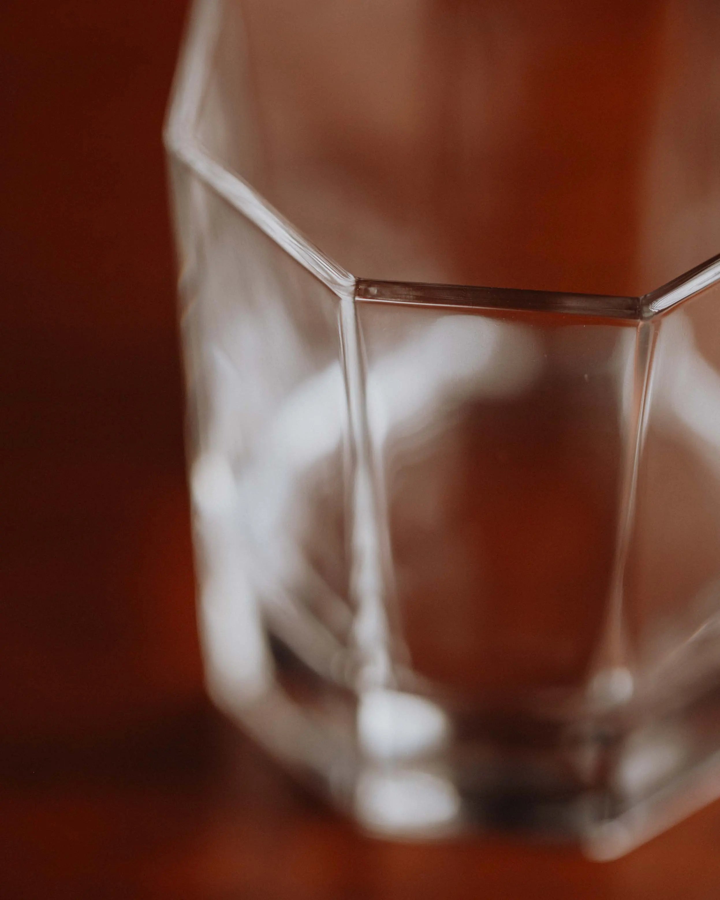 Detailansicht Rand Second-Hand Trinkglas gebraucht, ein Glas fuer dich und deine Gaeste zum Anstossen oktagonal und zylindrisch