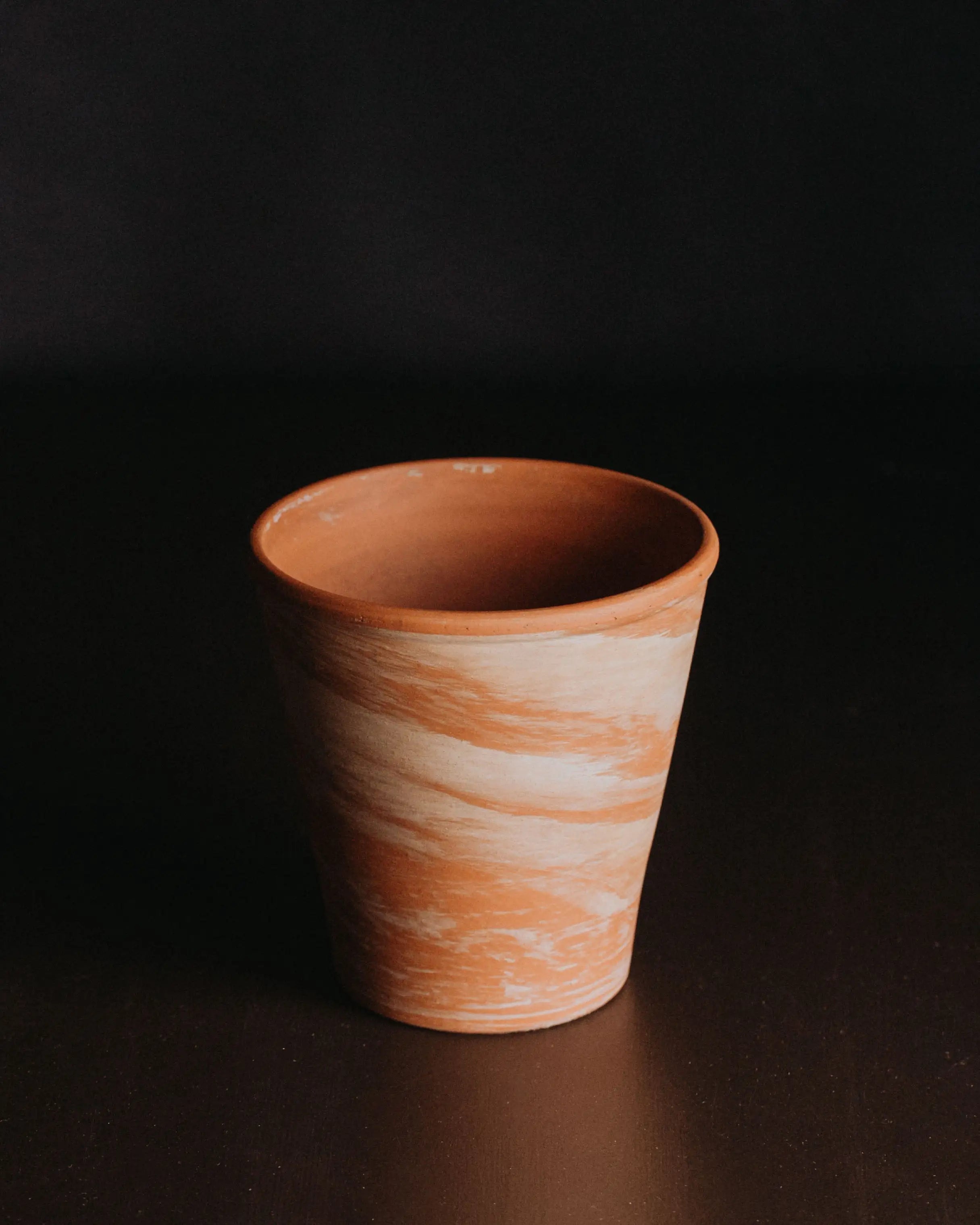 Blumenübertopf aus Ton in terrakotta marmoriert