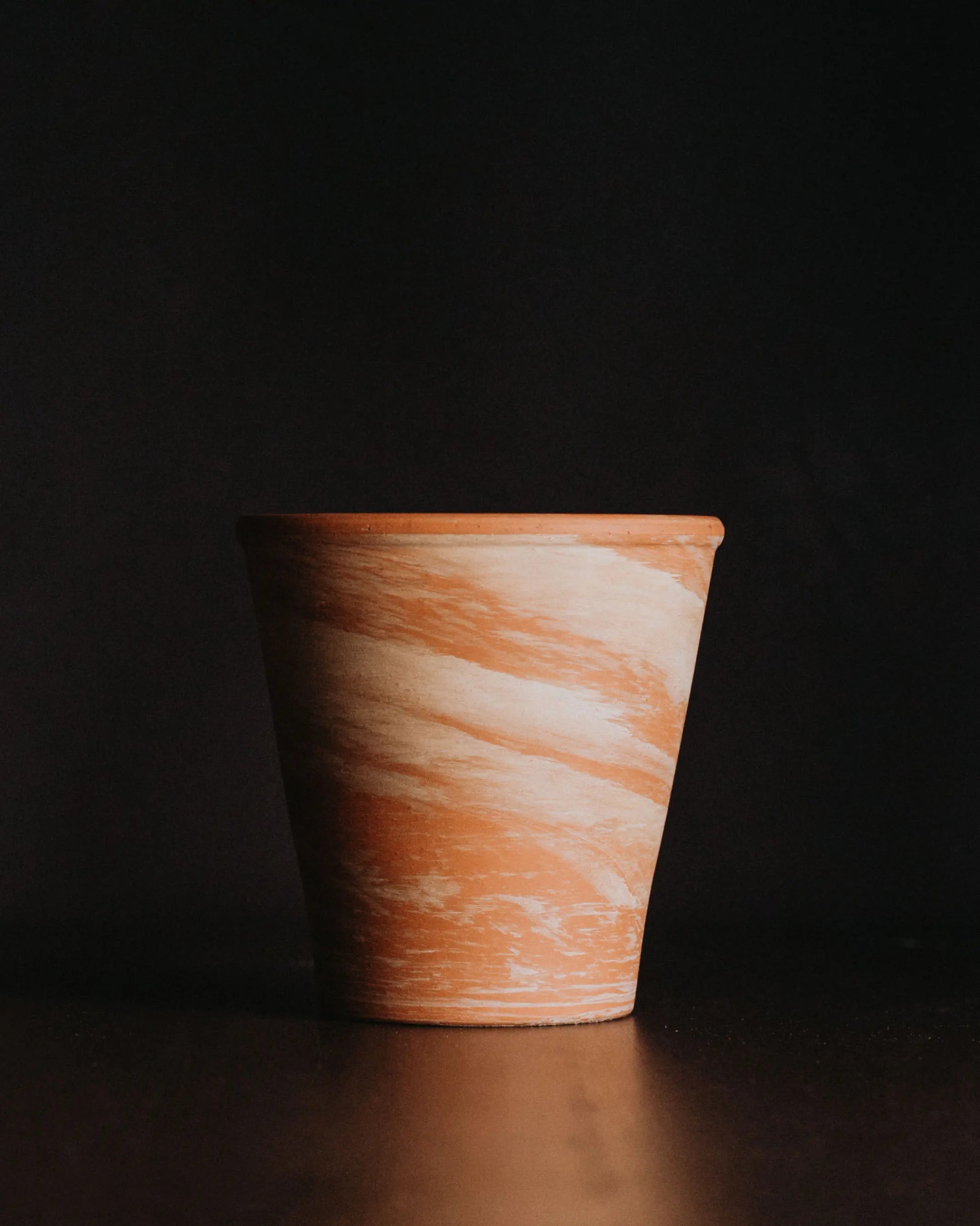 Blumenübertopf aus Ton in terrakotta marmoriert