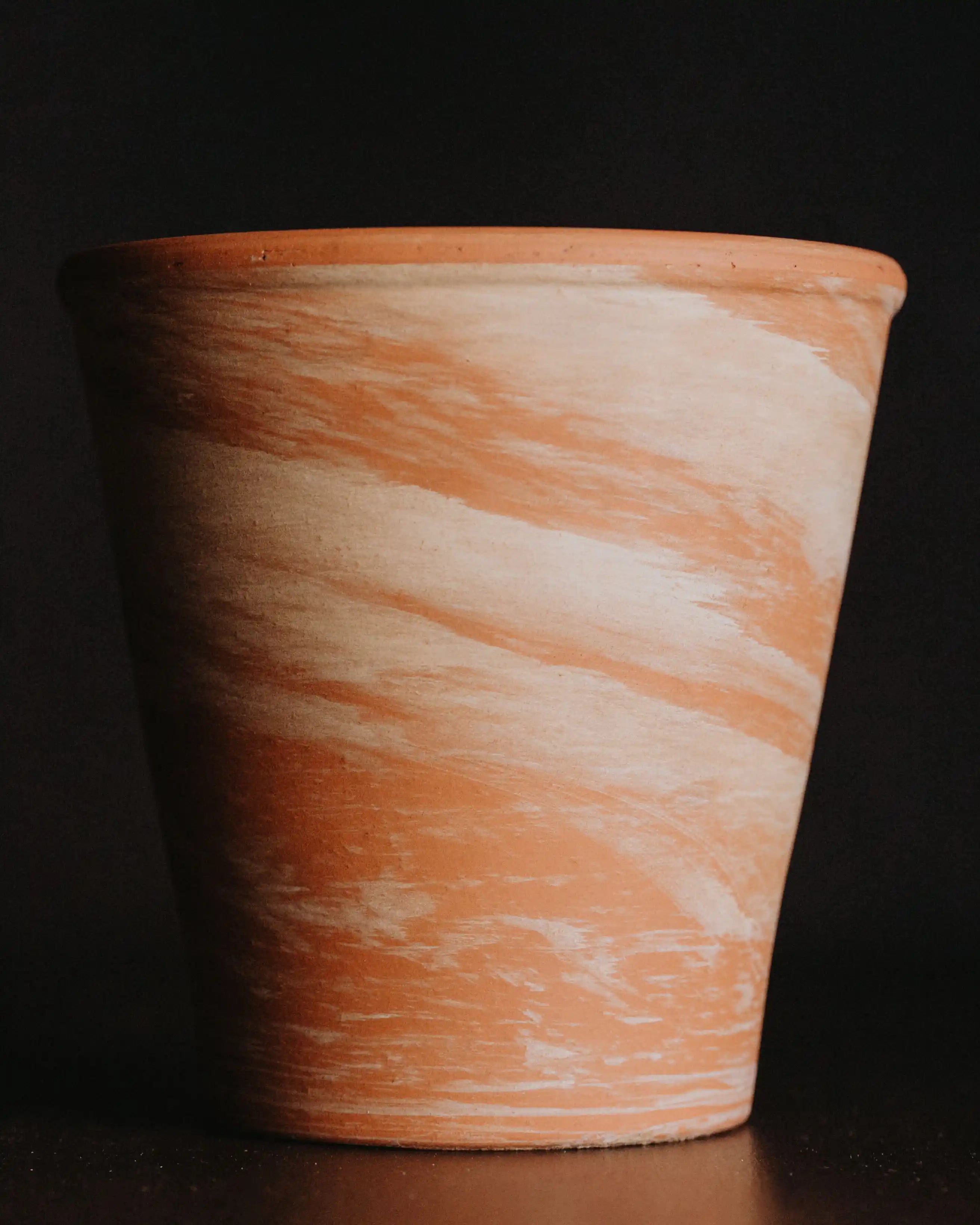 Blumenübertopf aus Ton in terrakotta marmoriert