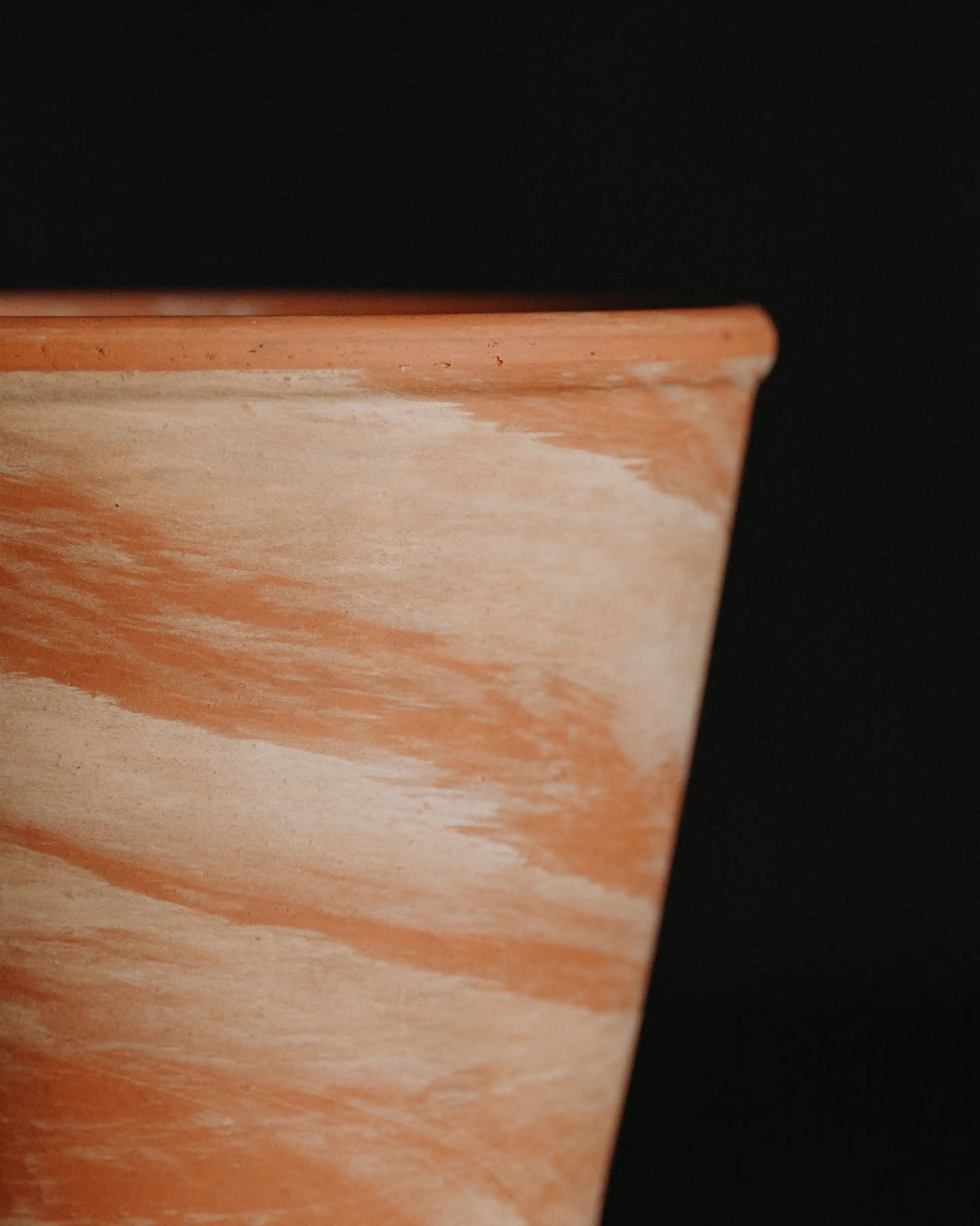 Blumenübertopf aus Ton in terrakotta marmoriert