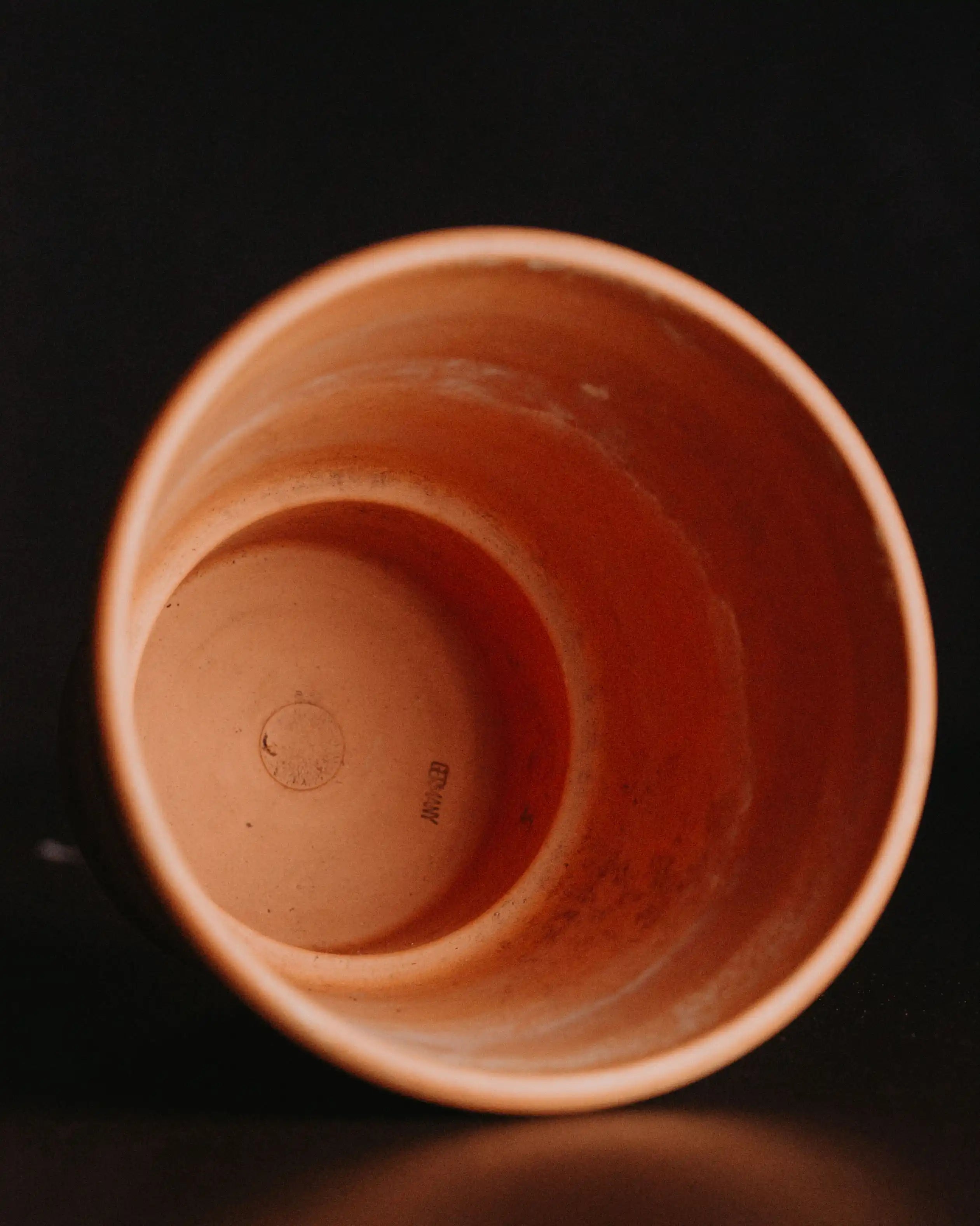 Blumenübertopf aus Ton in terrakotta marmoriert