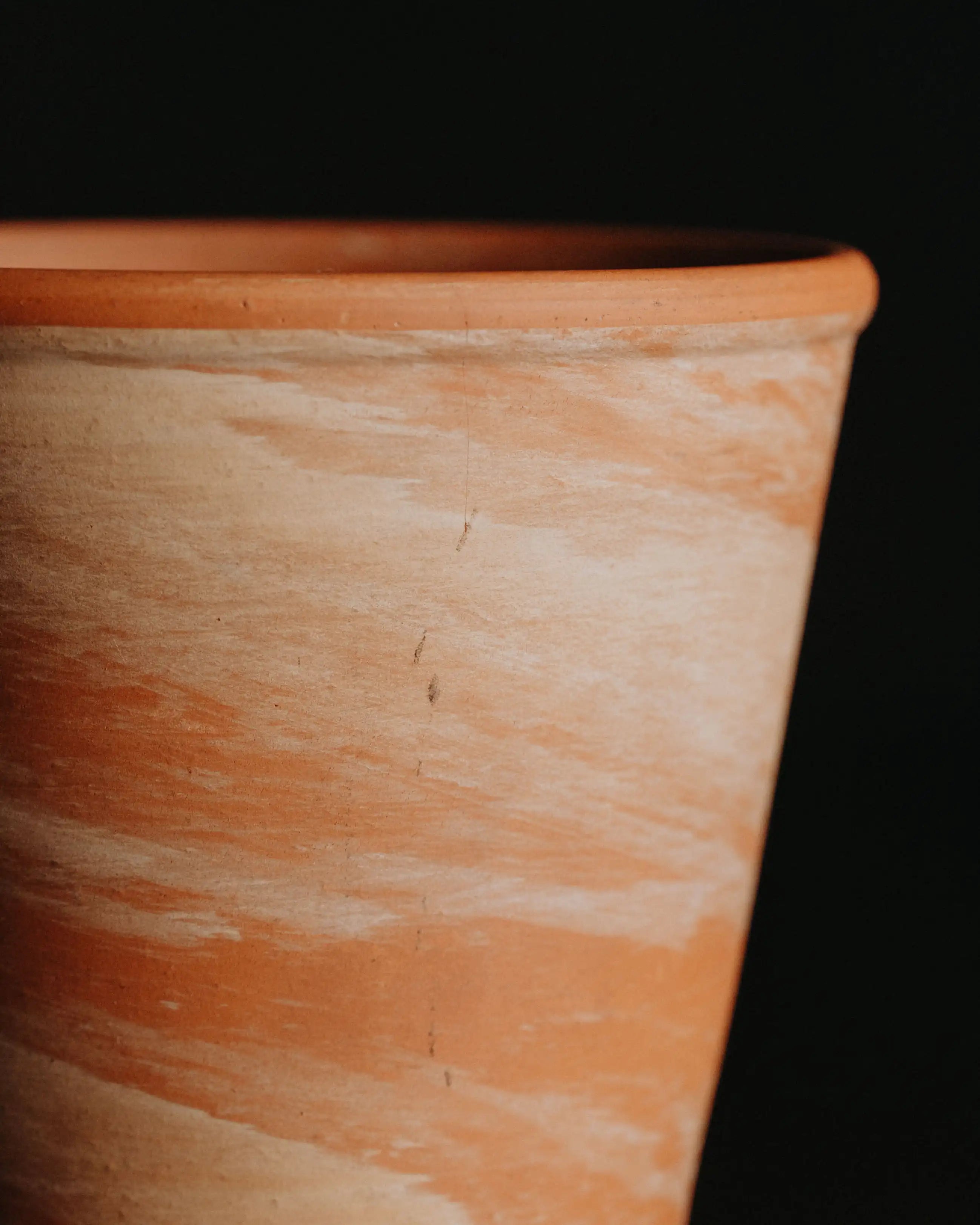 Blumenübertopf aus Ton in terrakotta marmoriert