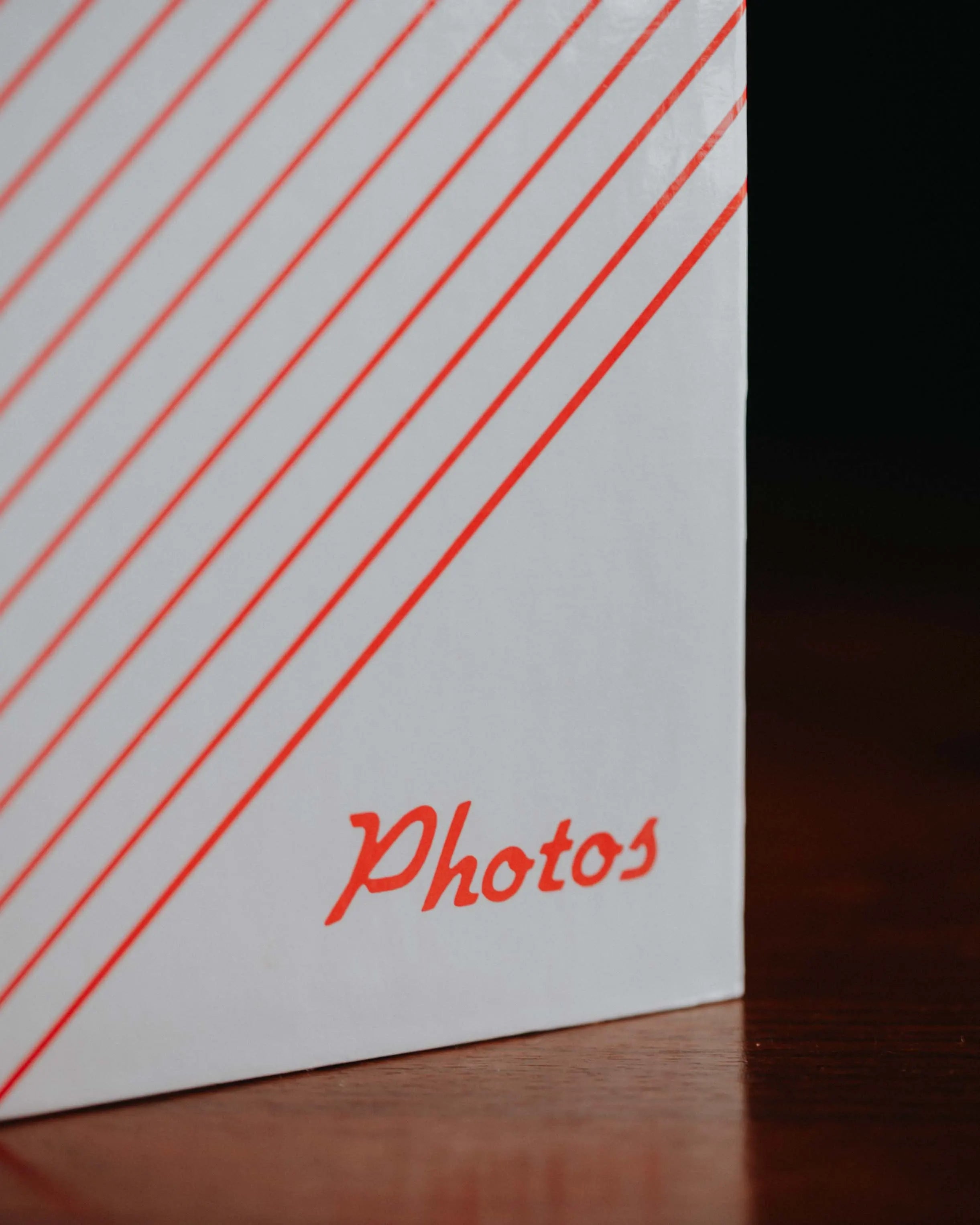 Detail Vintage Fotoalbum mit sichtbarer Patina ein Objekt zum Bewahren und Gestalten eigener Erinnerungen