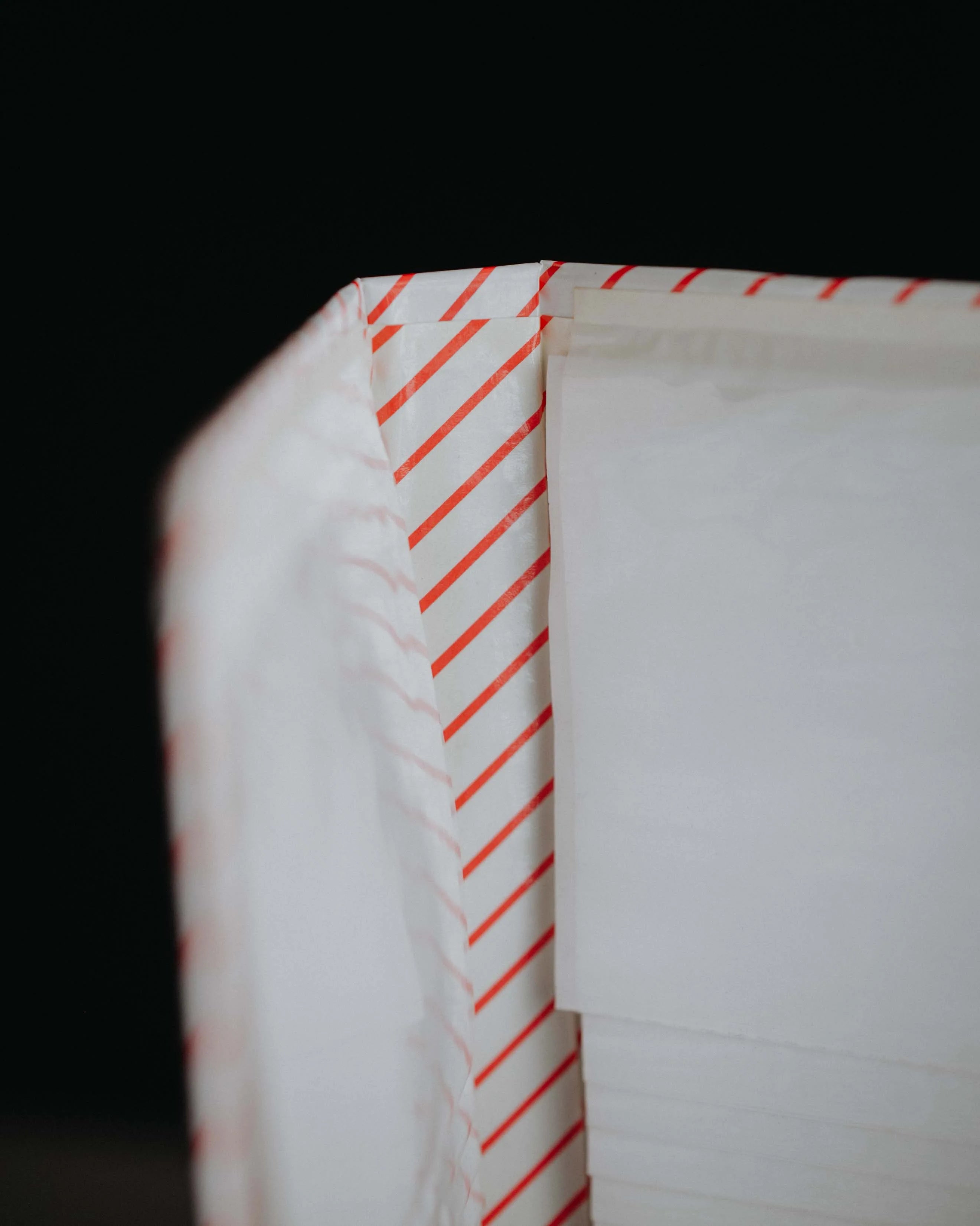 Detailaufnahme Vintage Fotoalbum mit sichtbarer Patina ein Objekt zum Bewahren und Gestalten eigener Erinnerungen