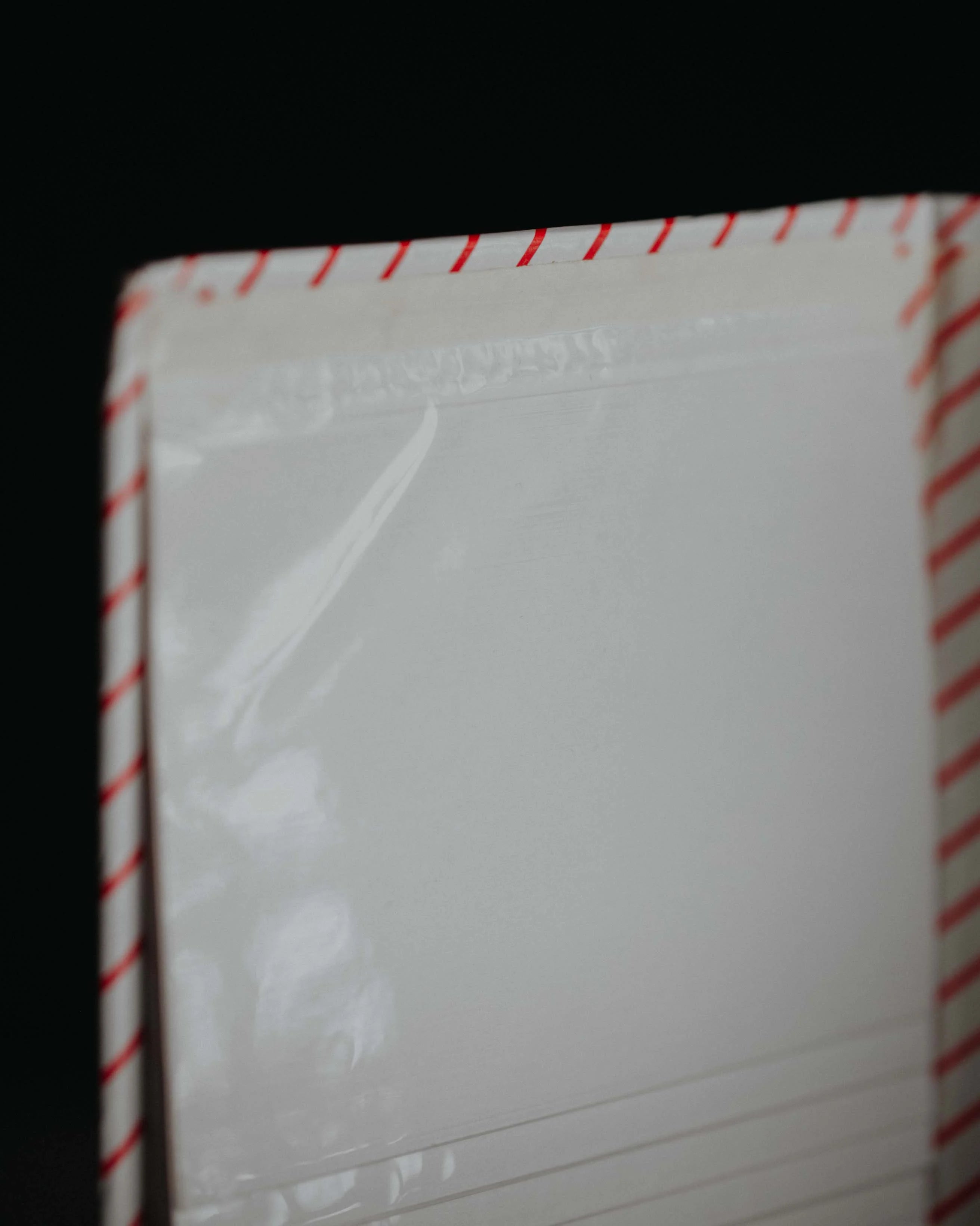 Detailaufnahme Vintage Fotoalbum mit sichtbarer Patina, ein Objekt zum Bewahren und Gestalten eigener Erinnerungen