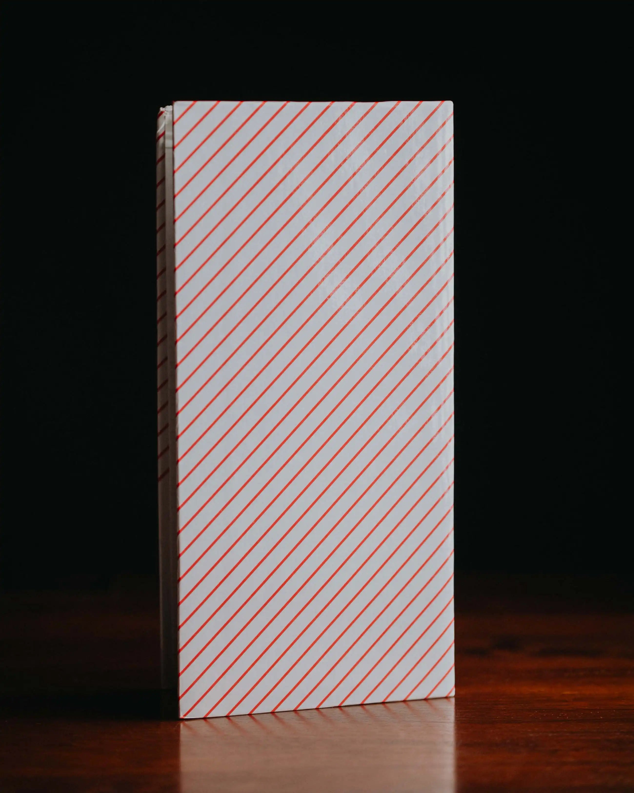 Rückansicht Vintage Fotoalbum mit sichtbarer Patina, ein Objekt zum Bewahren und Gestalten eigener Erinnerungen