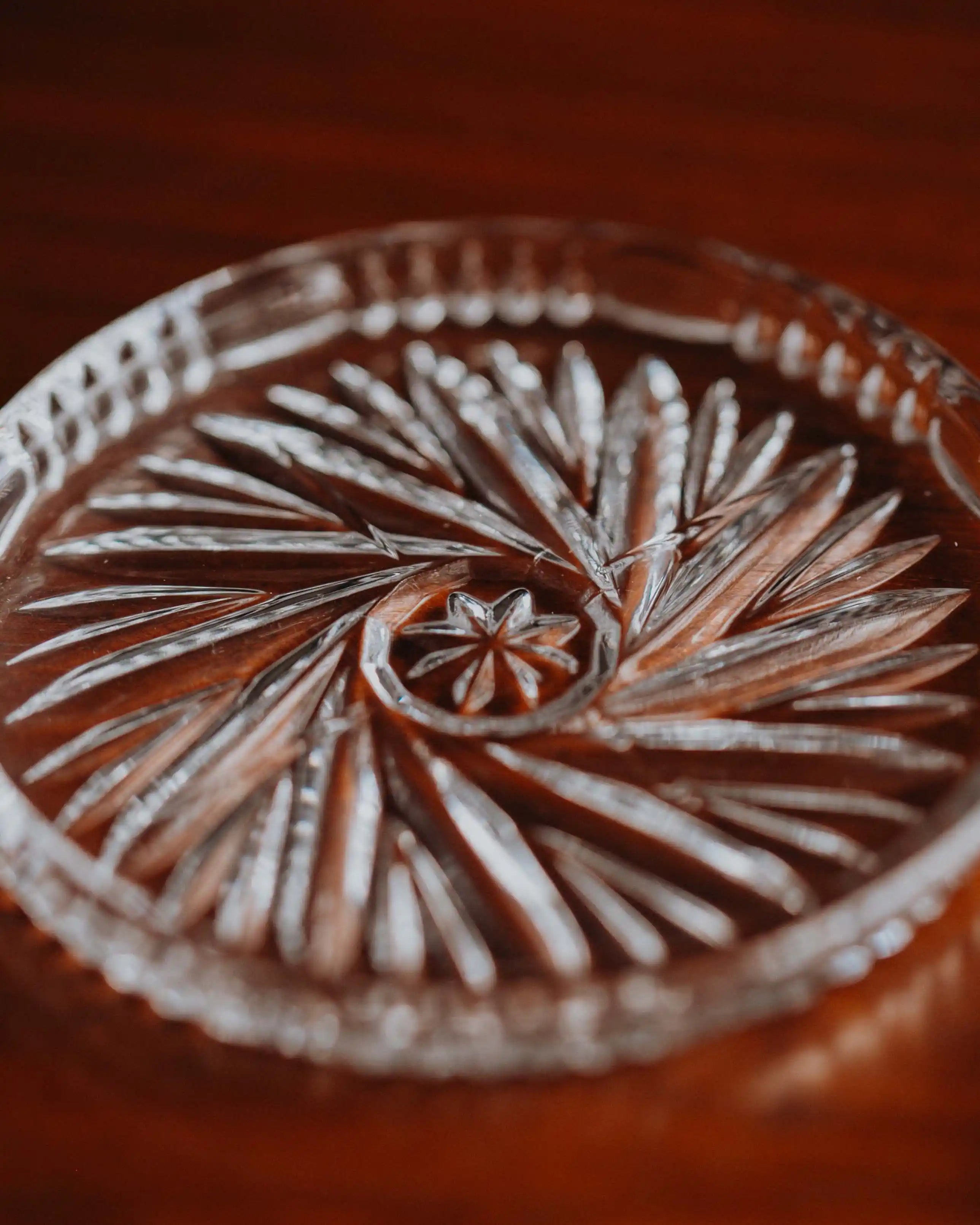 Detail Vintage Untersetzer gebraucht, ein Objekt zum Schuetzen und Arrangieren von Anna Huette mit Originalkarton