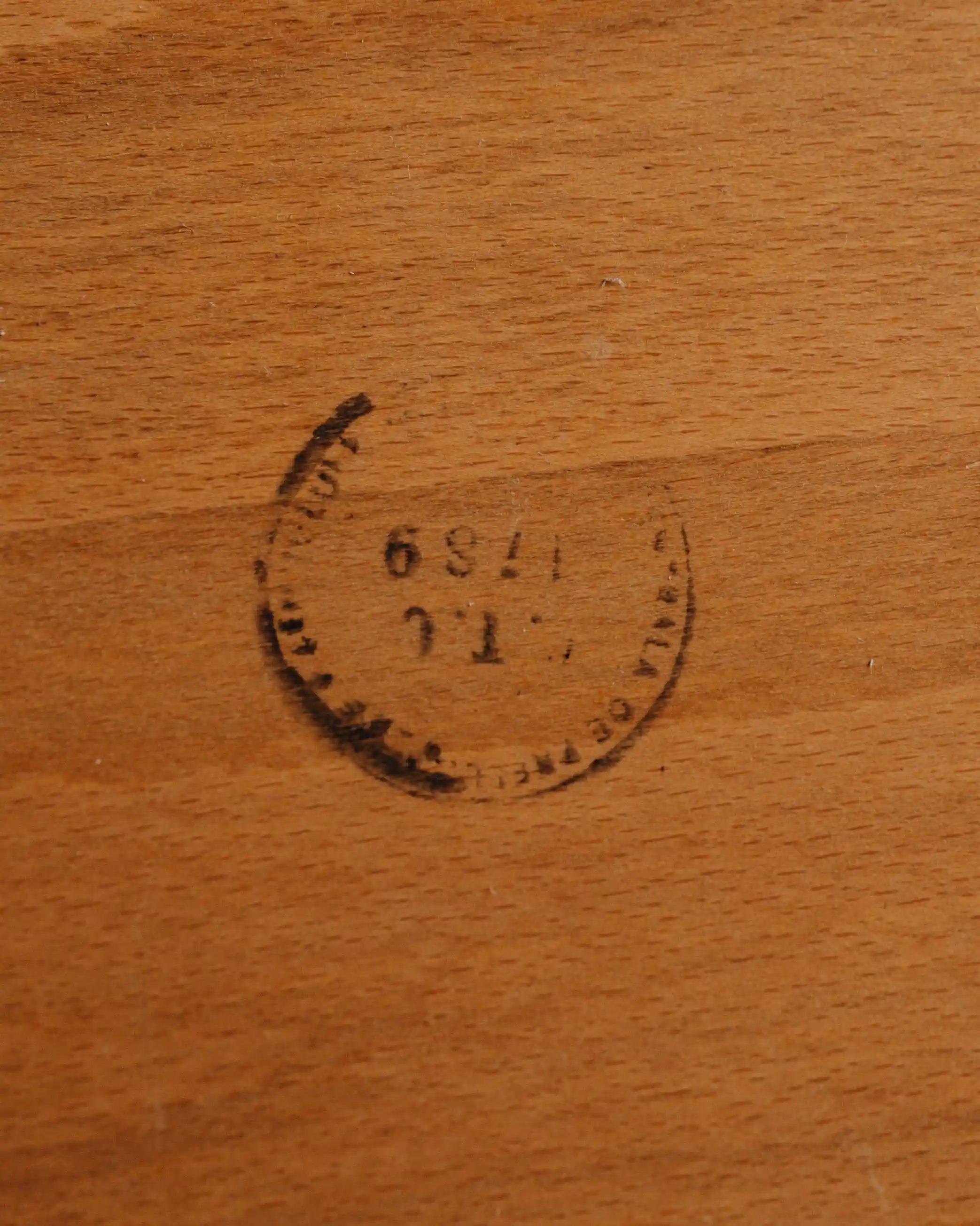 Vintage Zeitungsständer gebraucht – ein Objekt zum Ordnen und Präsentieren von Papieren