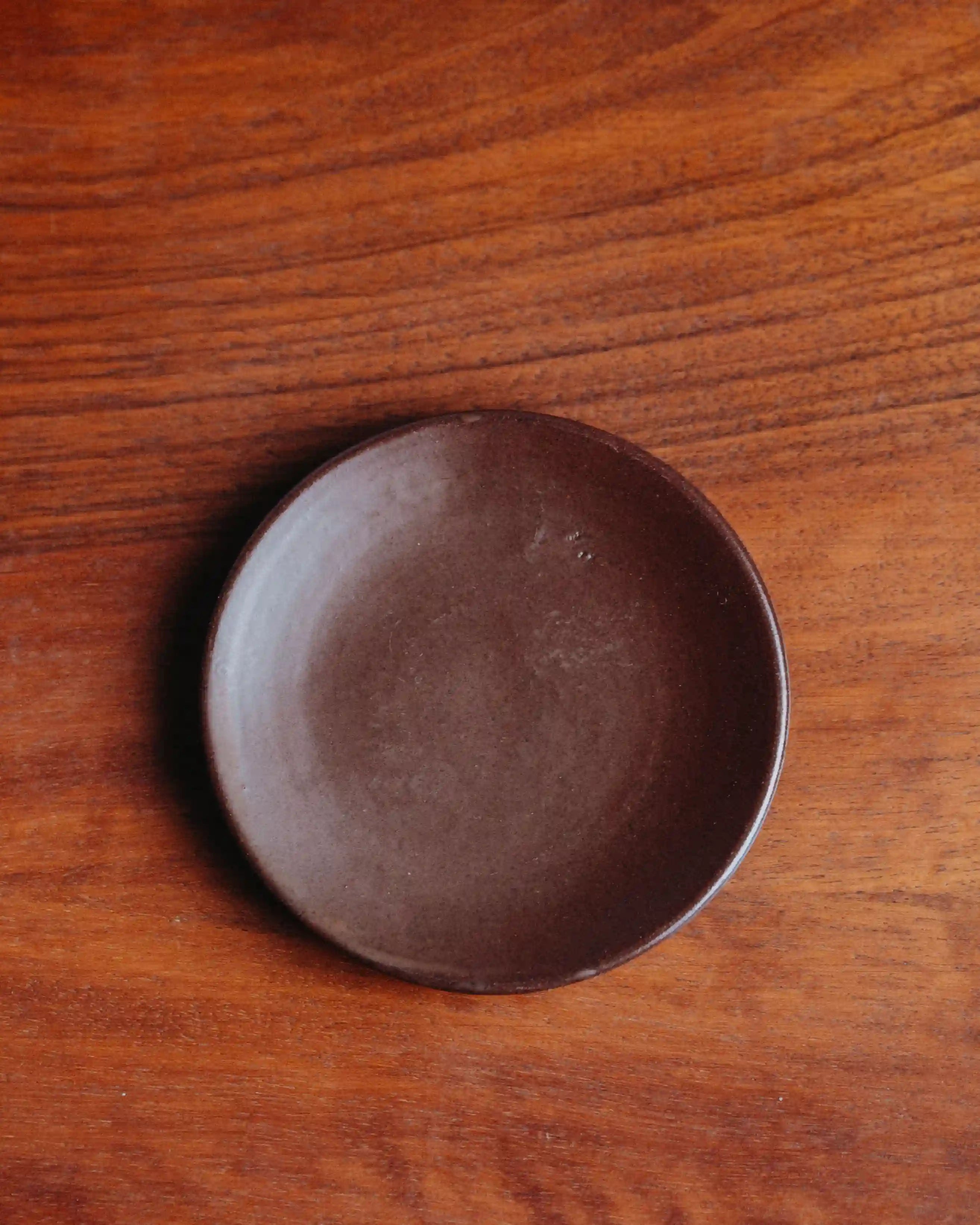 dekorativer Teller aus Keramik in braun