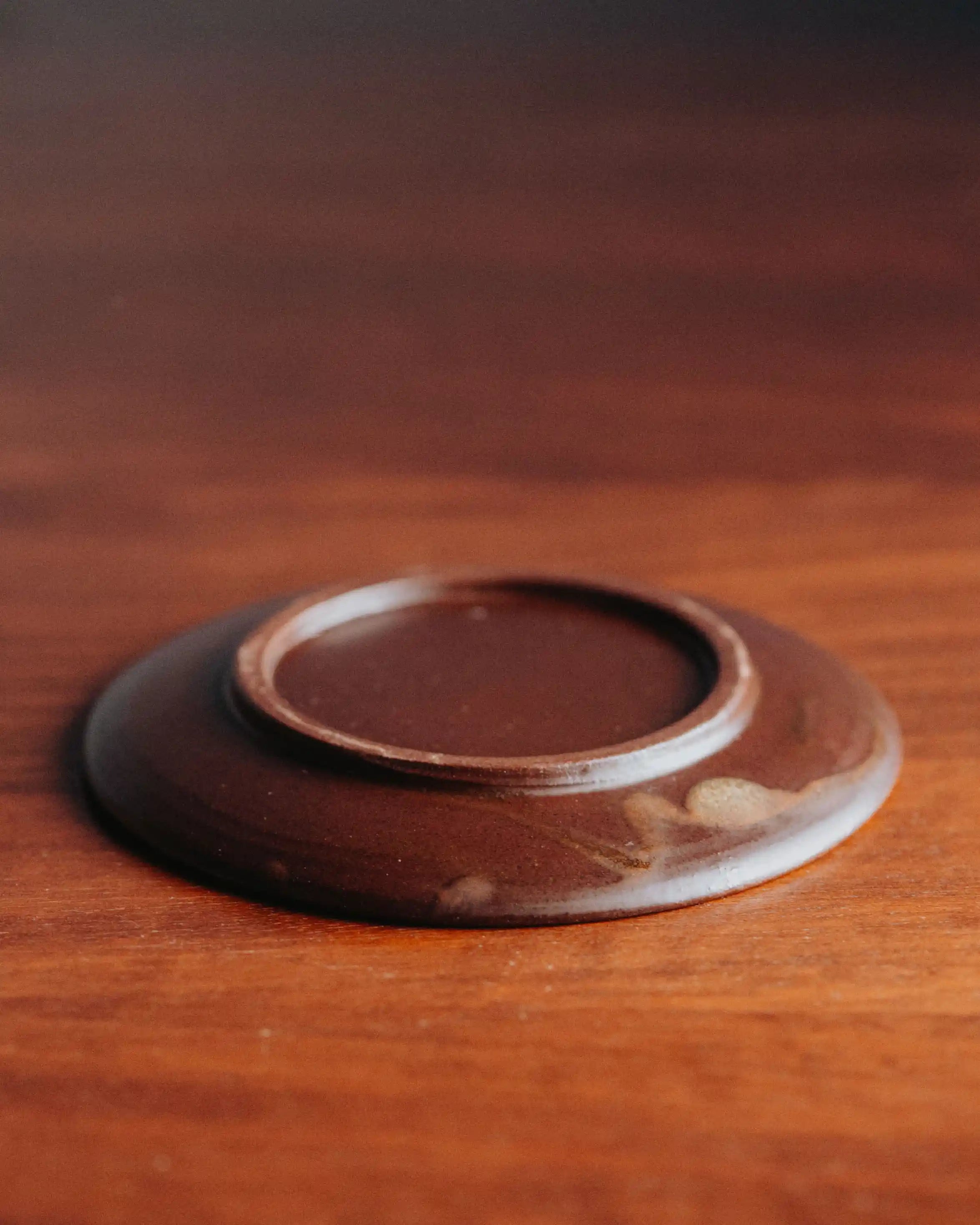 dekorativer Teller aus Keramik in braun