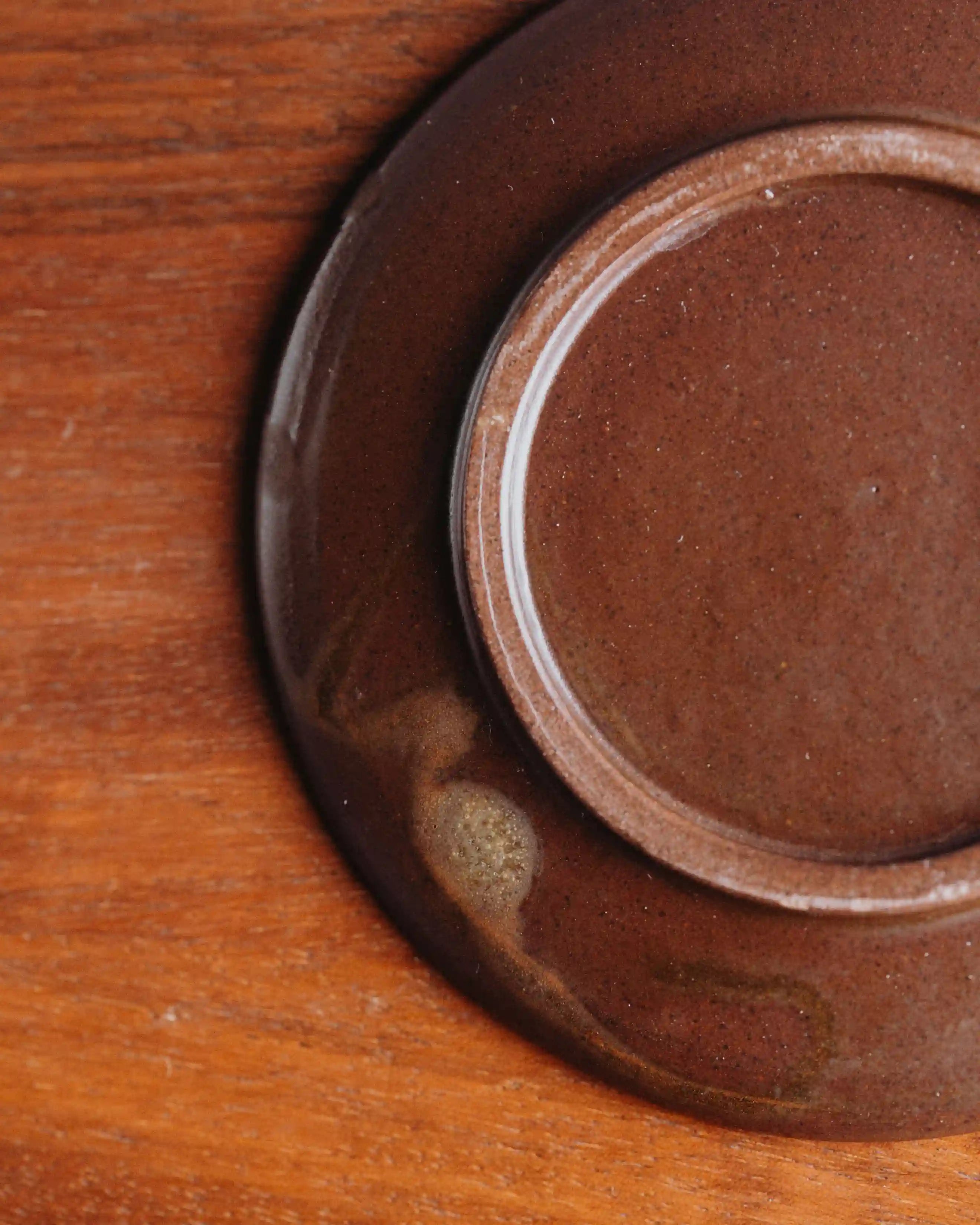 dekorativer Teller aus Keramik in braun