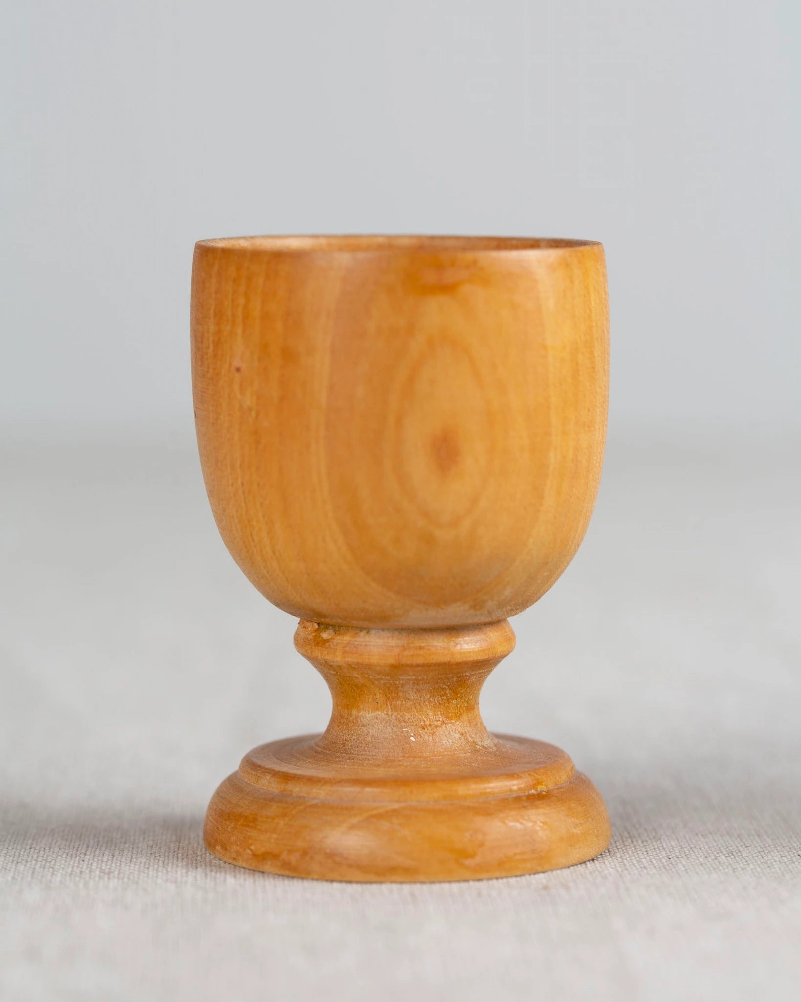eierbecher-holz-frühstück-becher-servieren